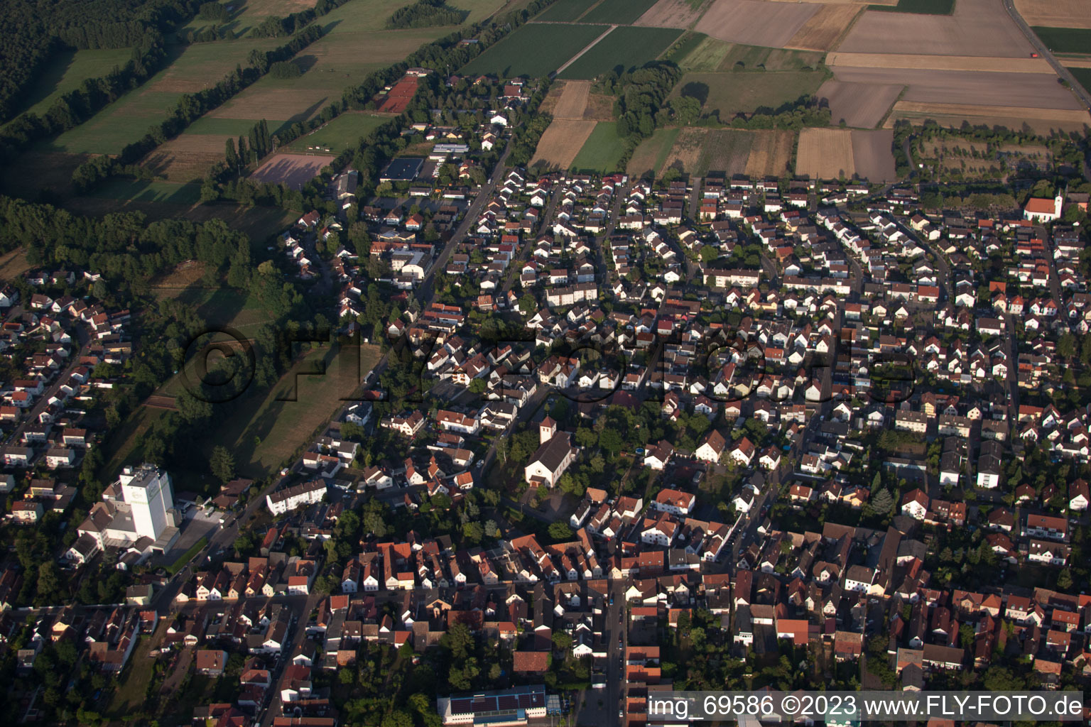 Ortsteil Iggelheim in Böhl-Iggelheim im Bundesland Rheinland-Pfalz, Deutschland aus der Vogelperspektive