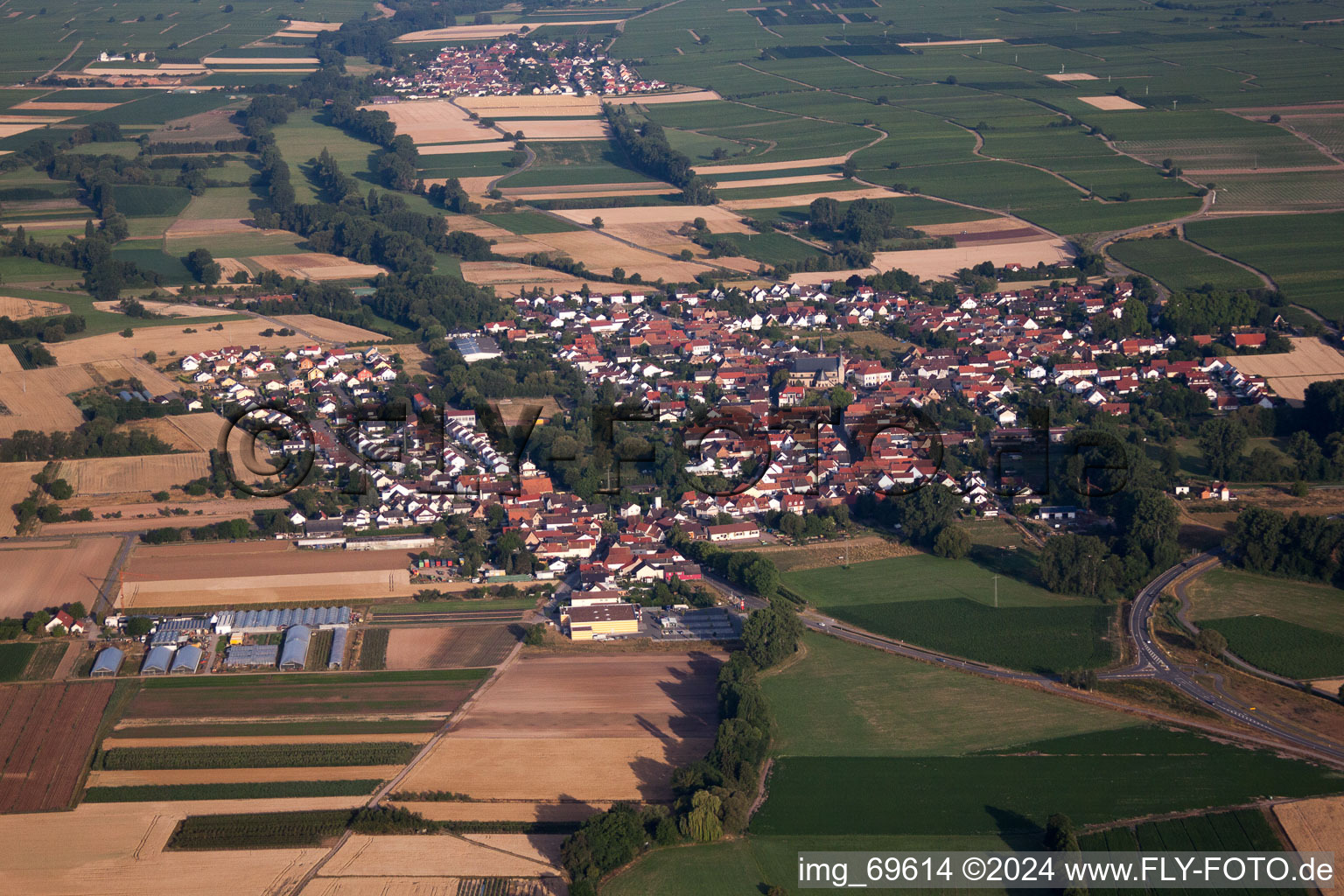 Ortsansicht der Straßen und Häuser der Wohngebiete in Geinsheim in Neustadt an der Weinstraße im Bundesland Rheinland-Pfalz, Deutschland