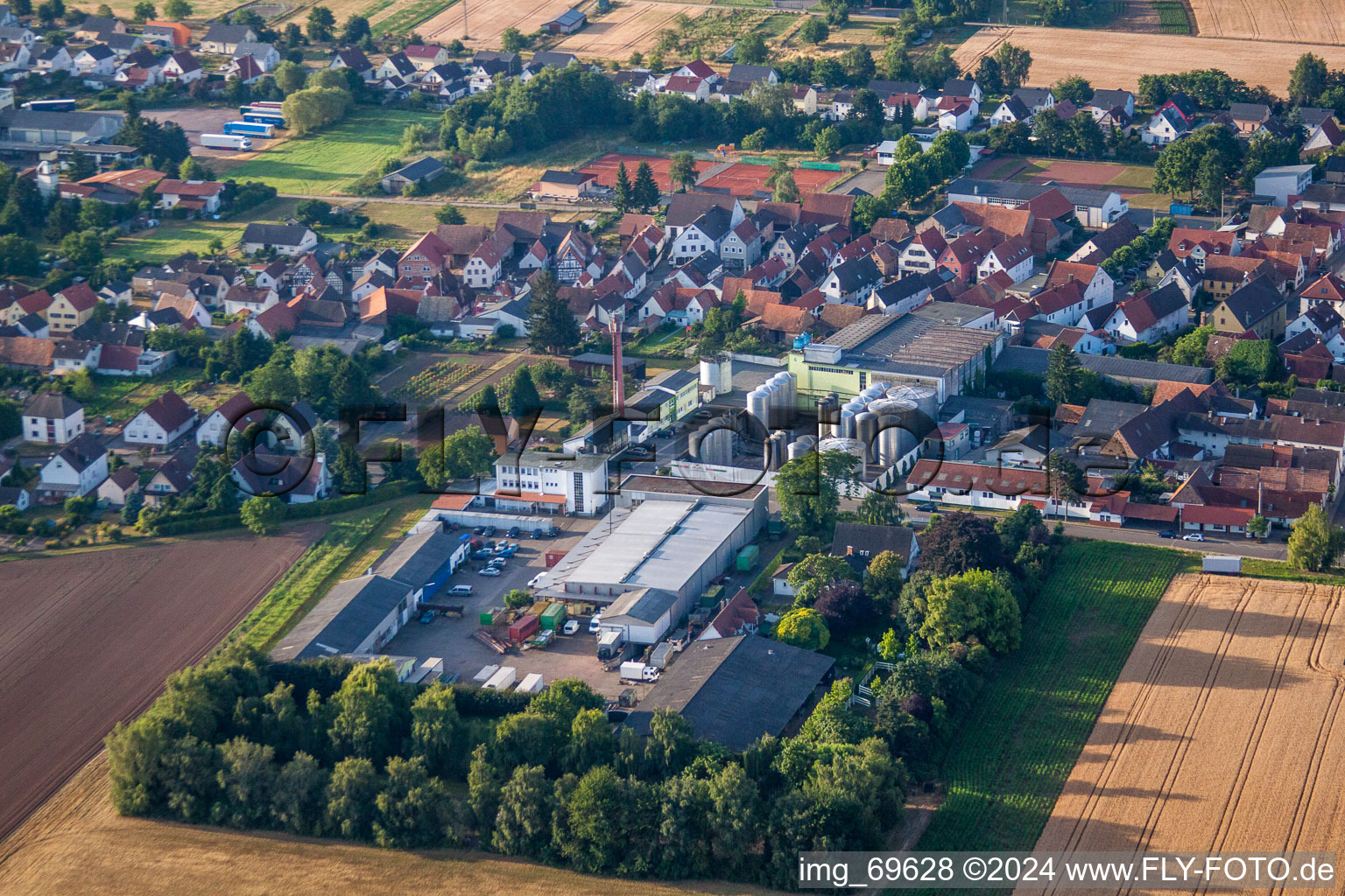 Luftbild von Gebäude und Produktionshallen von Günters Garage KFZ-Werkstatt in Lustadt im Bundesland Rheinland-Pfalz, Deutschland