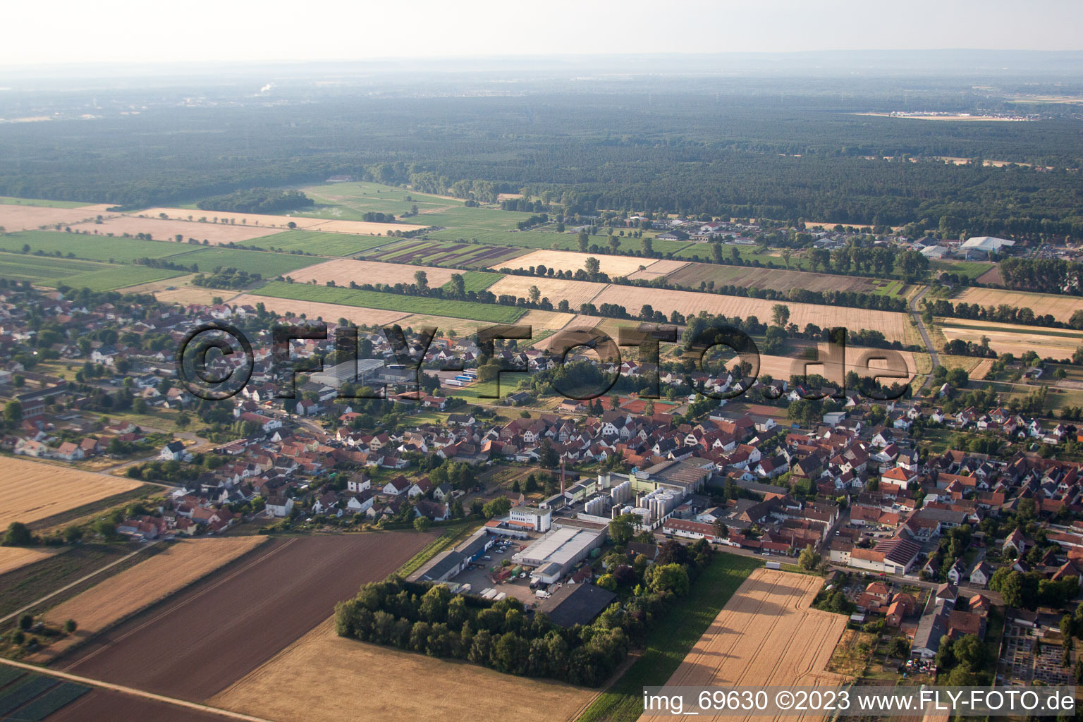 Drohnenaufname von Lustadt im Bundesland Rheinland-Pfalz, Deutschland