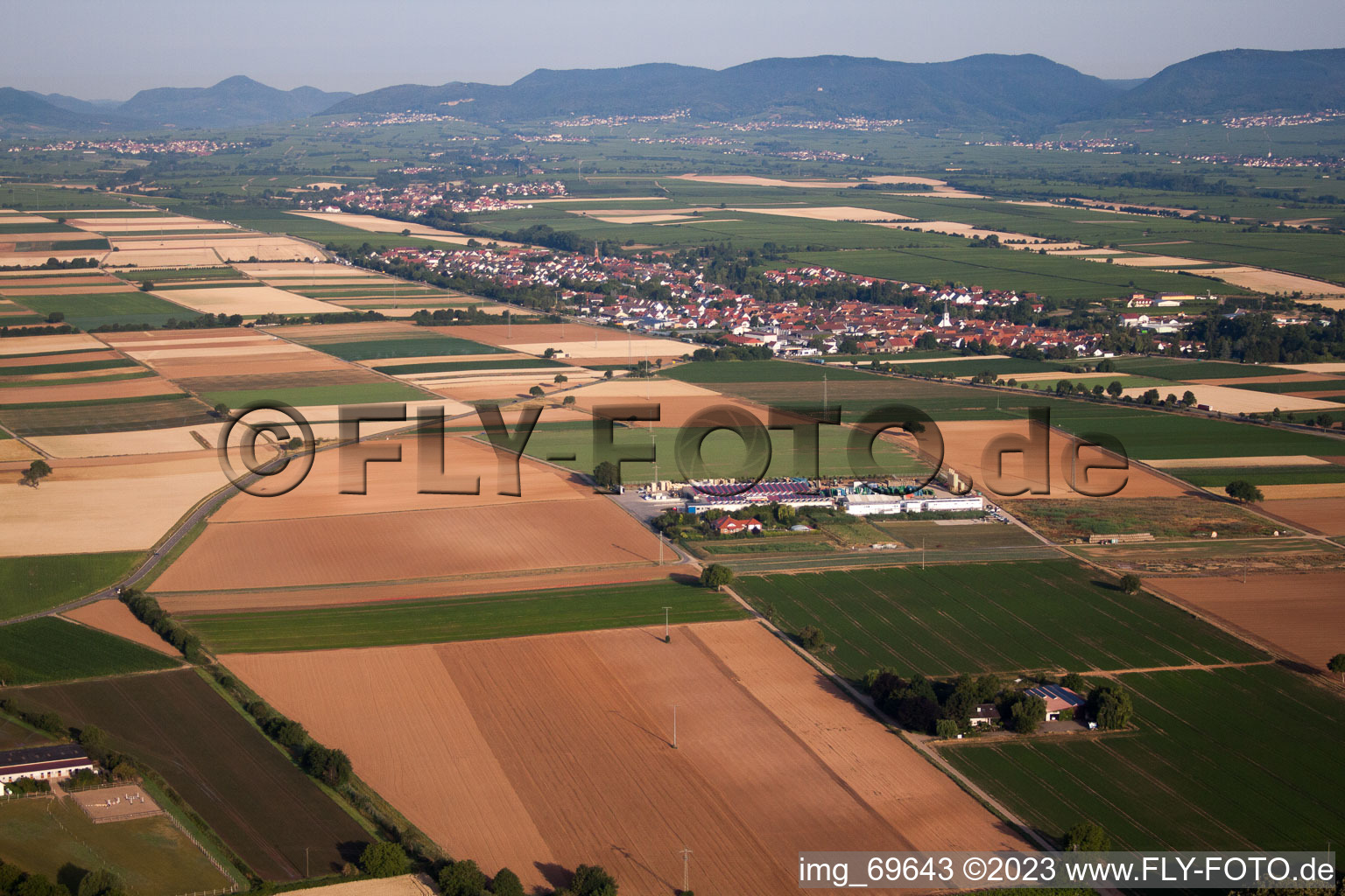 Lustadt im Bundesland Rheinland-Pfalz, Deutschland von der Drohne aus gesehen