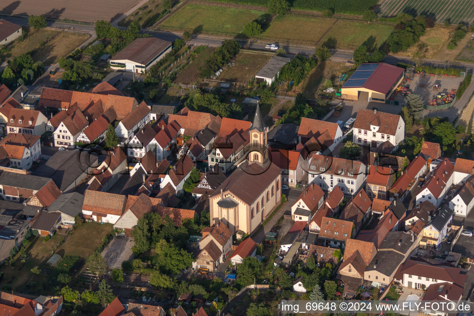 Luftaufnahme von Kirchengebäude der Protestantische Kirche Zeiskam in Zeiskam im Bundesland Rheinland-Pfalz, Deutschland