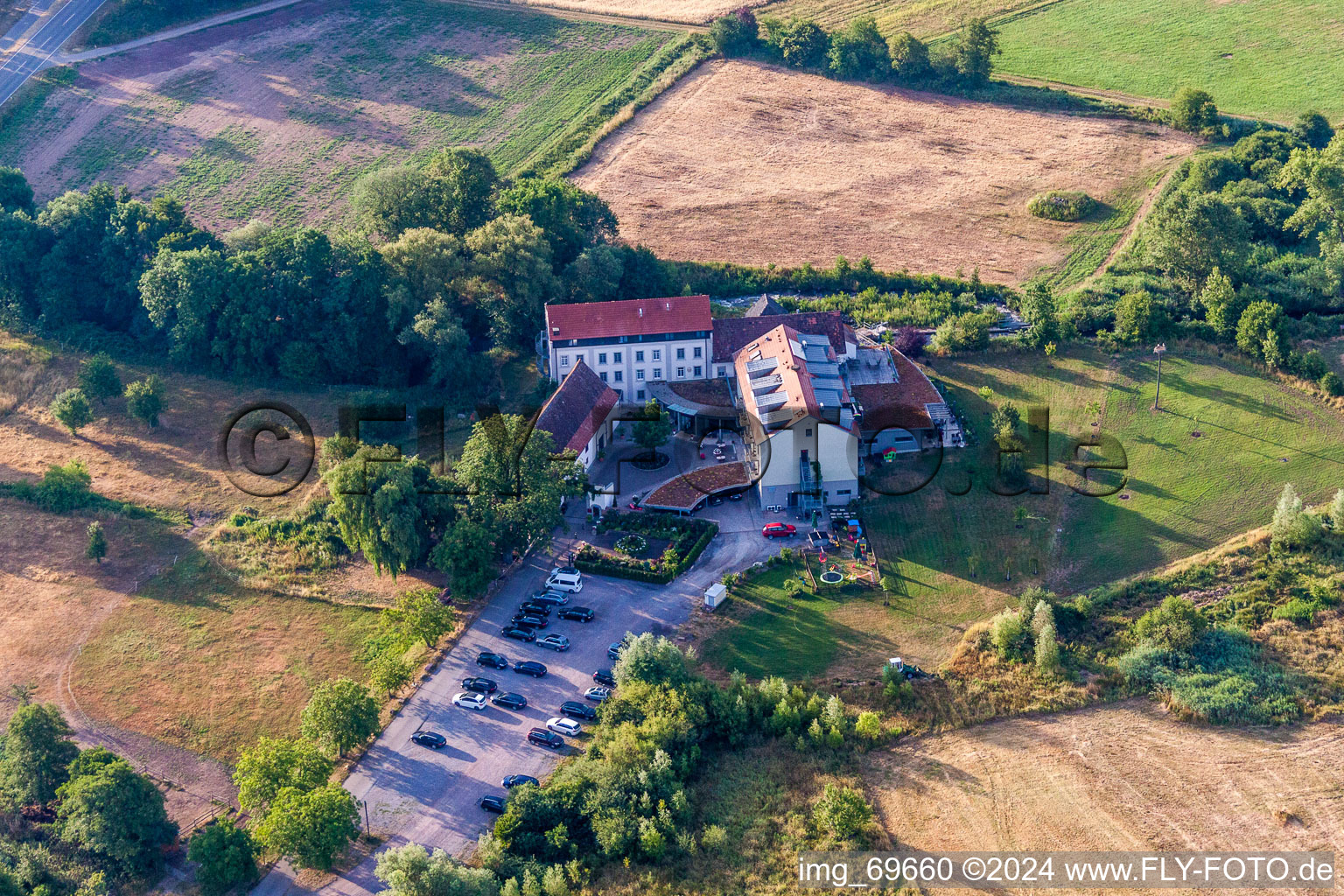 Gebäudekomplex der Hotelanlage Zeiskamer Mühle in Zeiskam im Bundesland Rheinland-Pfalz, Deutschland aus der Luft