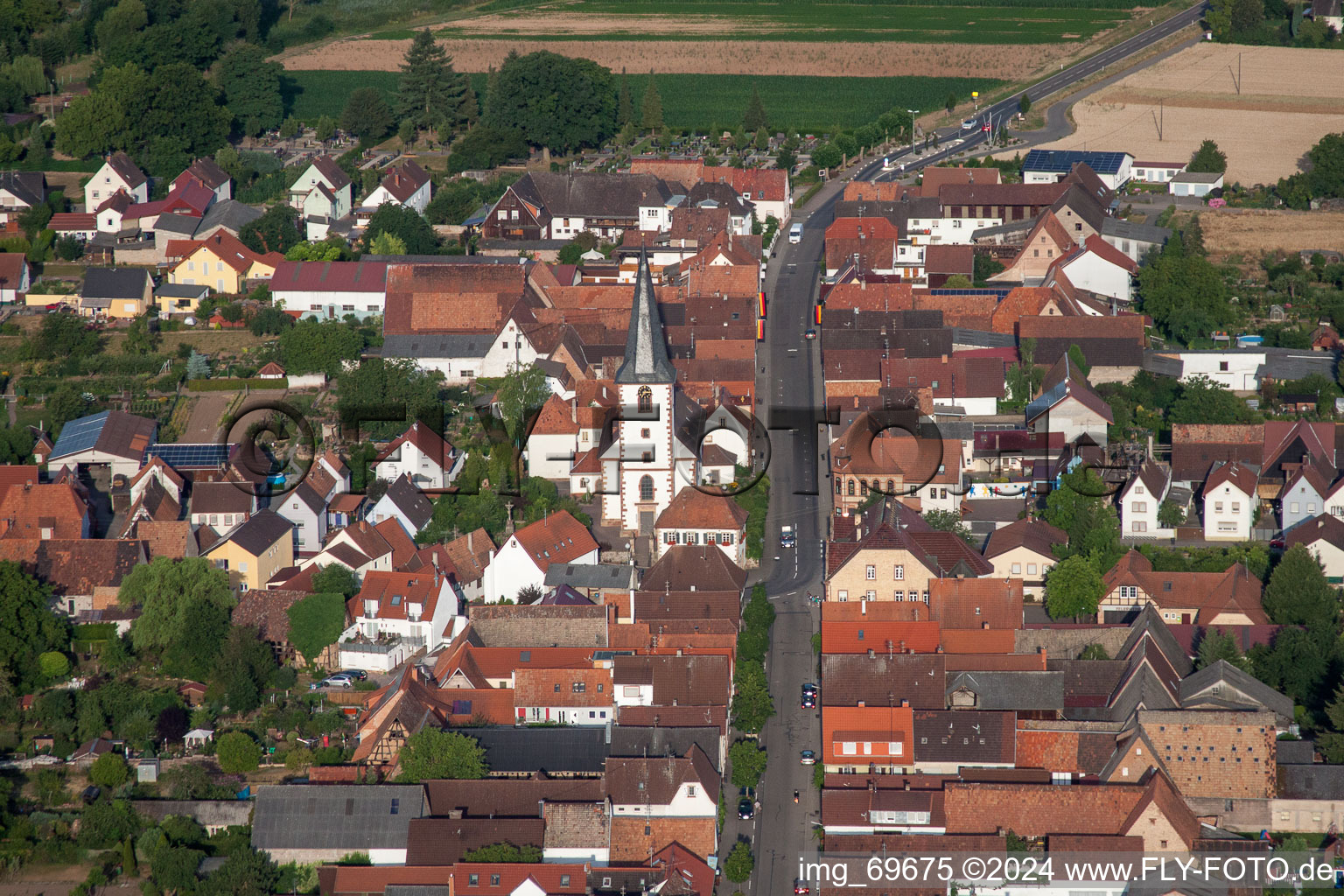 Luftaufnahme von Kirchengebäude im Dorfkern in Ottersheim bei Landau im Bundesland Rheinland-Pfalz, Deutschland