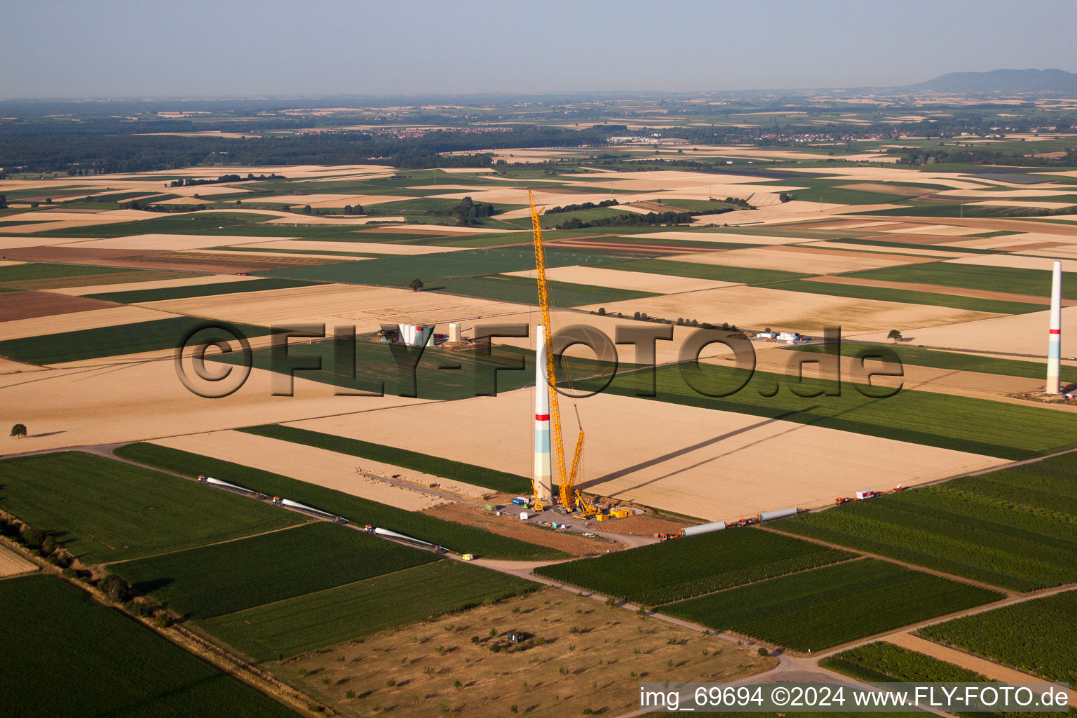 Windparkbau in Offenbach an der Queich im Bundesland Rheinland-Pfalz, Deutschland aus der Luft betrachtet