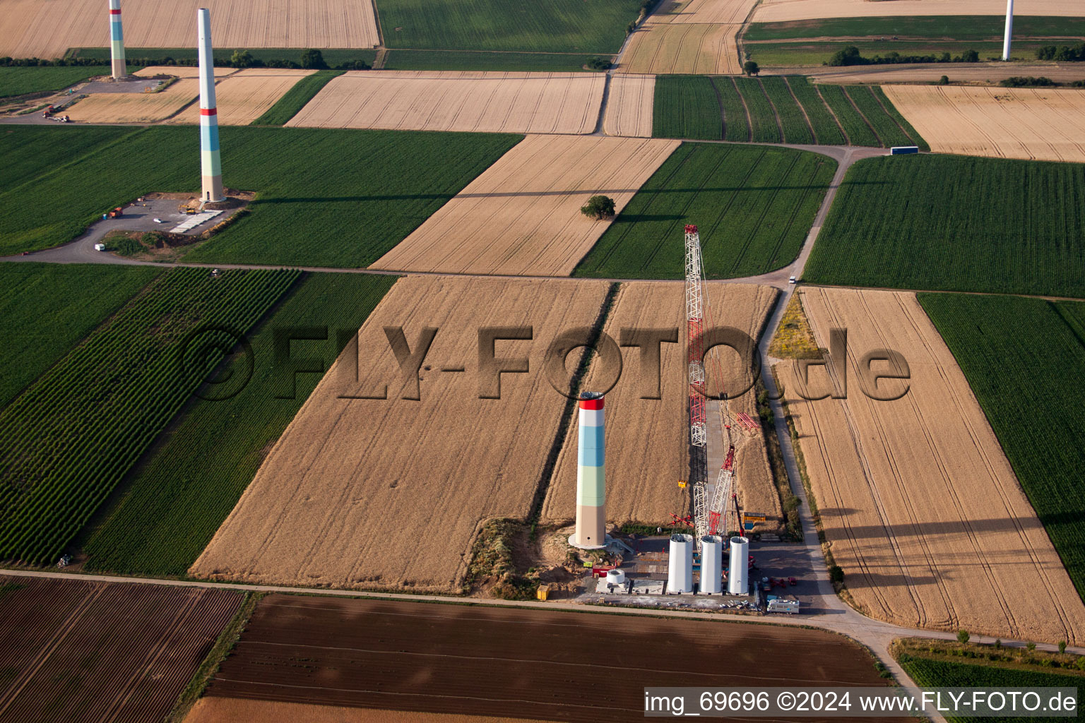 Drohnenbild von Windparkbau in Offenbach an der Queich im Bundesland Rheinland-Pfalz, Deutschland