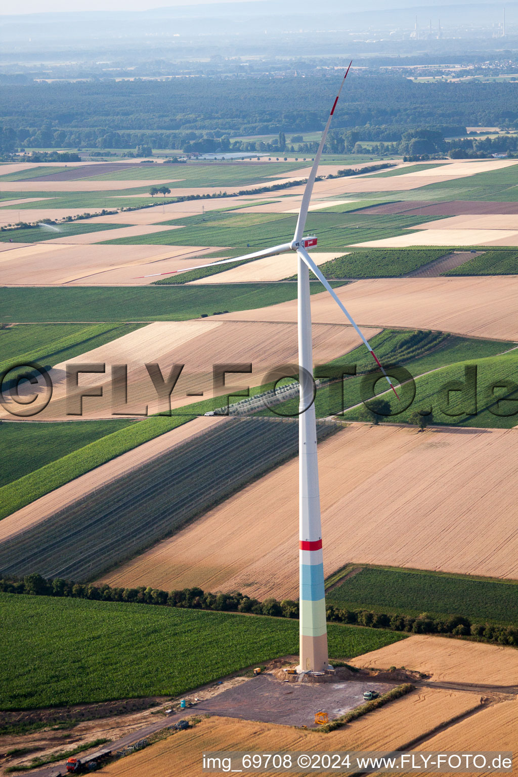 Luftaufnahme von Windparkbau in Offenbach an der Queich im Bundesland Rheinland-Pfalz, Deutschland