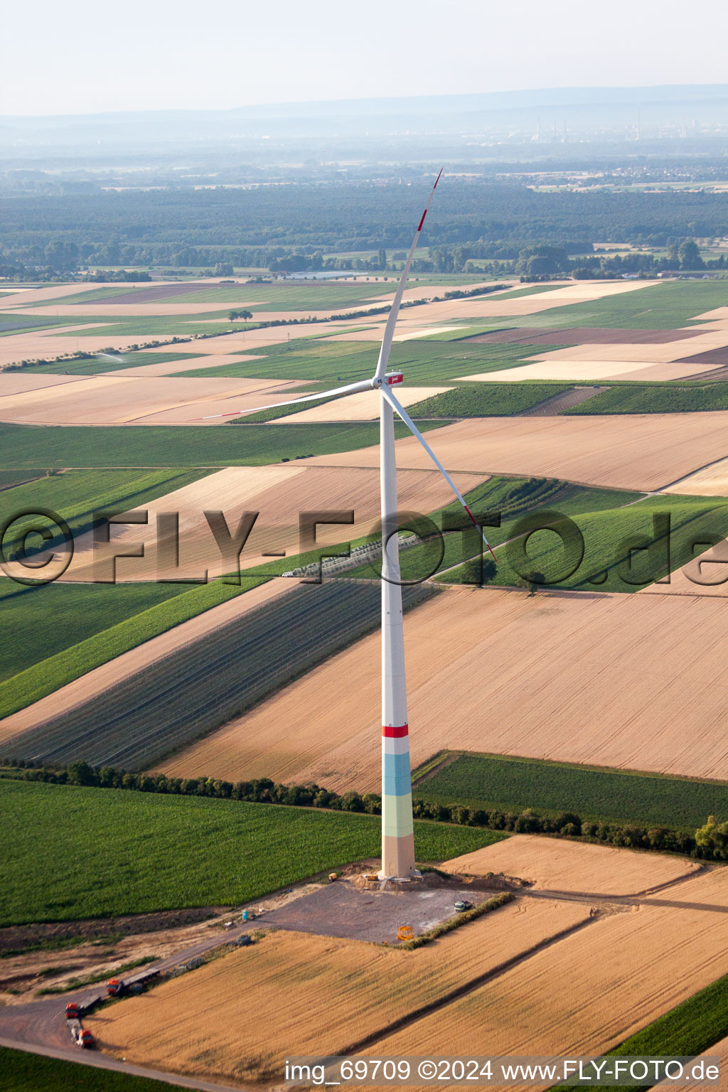 Schrägluftbild von Windparkbau in Offenbach an der Queich im Bundesland Rheinland-Pfalz, Deutschland