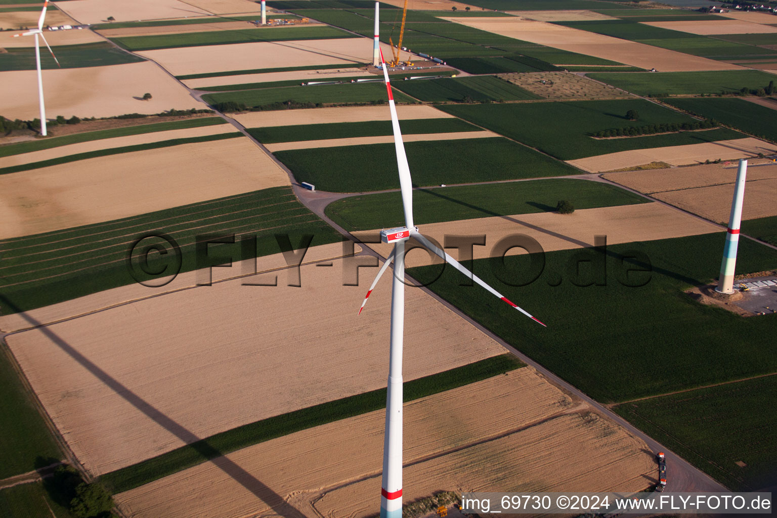 Drohnenaufname von Windparkbau in Offenbach an der Queich im Bundesland Rheinland-Pfalz, Deutschland