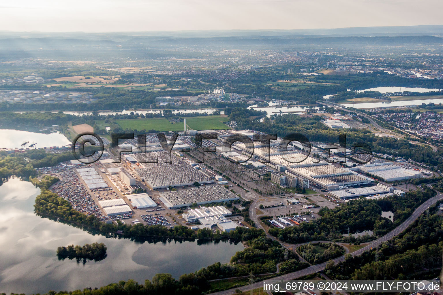 Gebäude und Produktionshallen auf dem Werksgelände des Daimler Automobilwerk Wörth in Wörth am Rhein im Bundesland Rheinland-Pfalz, Deutschland von oben gesehen