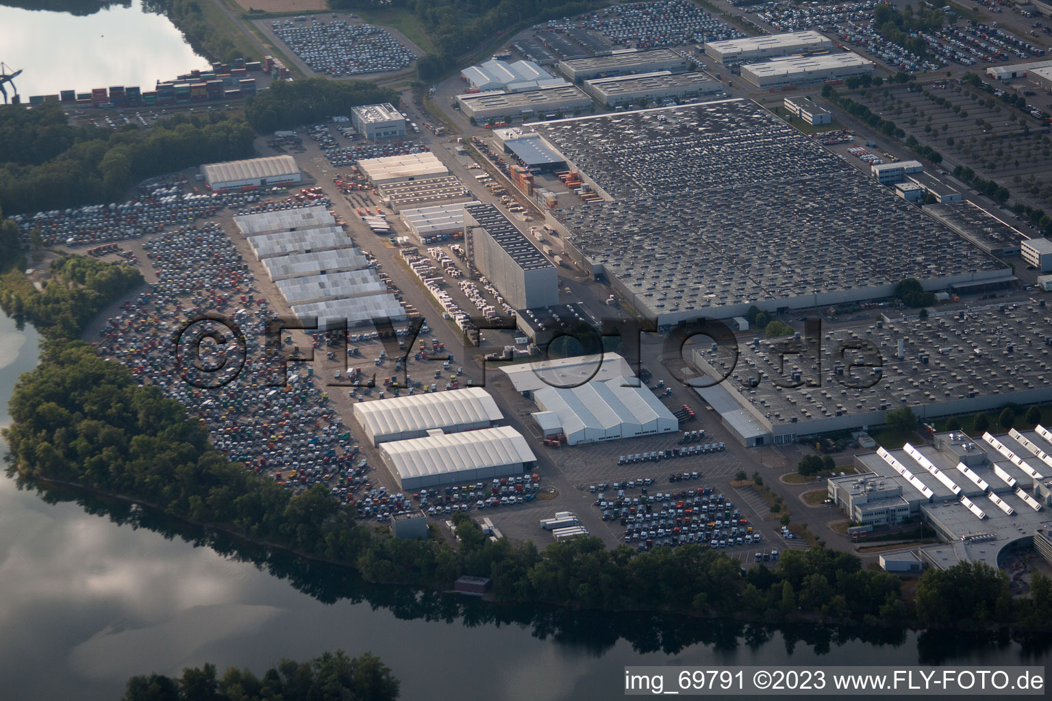 Luftbild von Wörth am Rhein, Daimler LKW Montagewerk im Bundesland Rheinland-Pfalz, Deutschland
