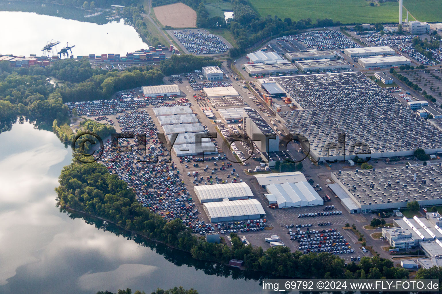 Gebäude und Produktionshallen auf dem Werksgelände des Daimler Automobilwerk Wörth in Wörth am Rhein im Bundesland Rheinland-Pfalz, Deutschland vom Flugzeug aus