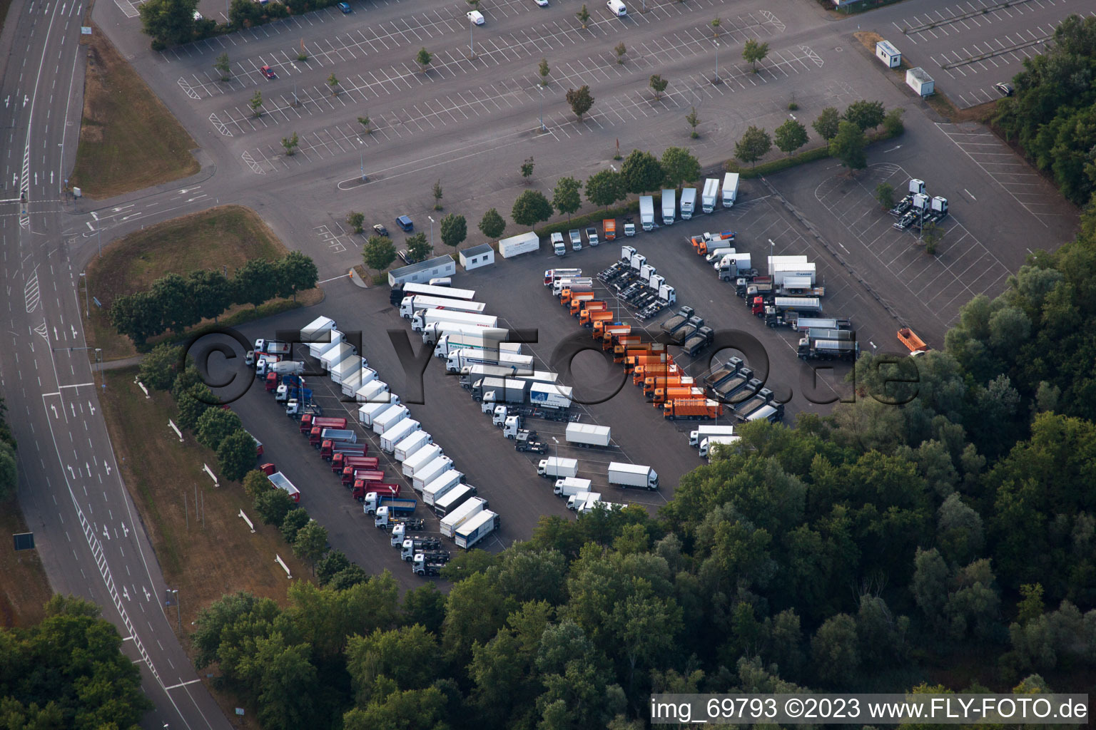 Luftaufnahme von Wörth am Rhein, Daimler LKW Montagewerk im Bundesland Rheinland-Pfalz, Deutschland