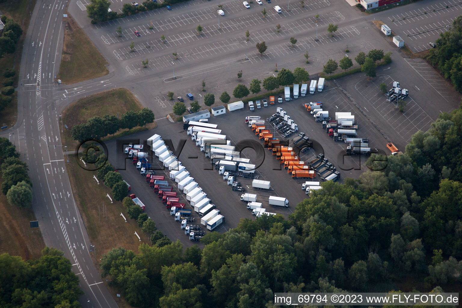 Schrägluftbild von Wörth am Rhein, Daimler LKW Montagewerk im Bundesland Rheinland-Pfalz, Deutschland