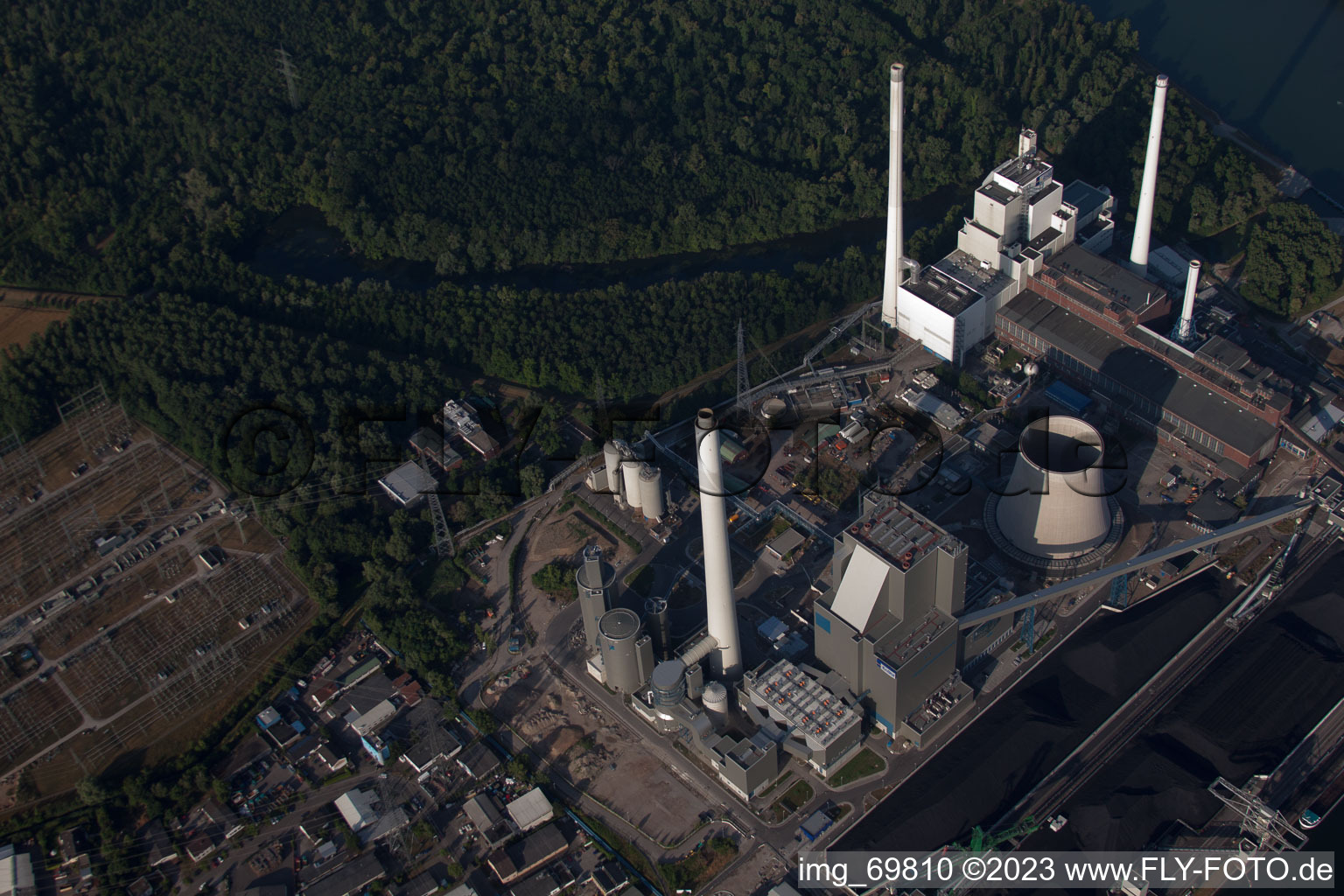 Schrägluftbild von Kohlekraftwerk am Rheinhafen in Karlsruhe im Bundesland Baden-Württemberg, Deutschland