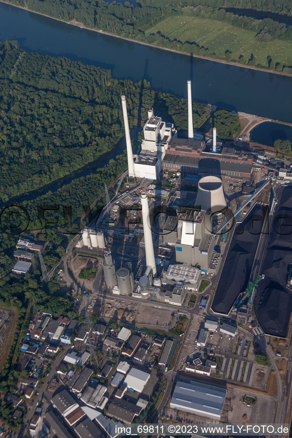 Kohlekraftwerk am Rheinhafen in Karlsruhe im Bundesland Baden-Württemberg, Deutschland von oben