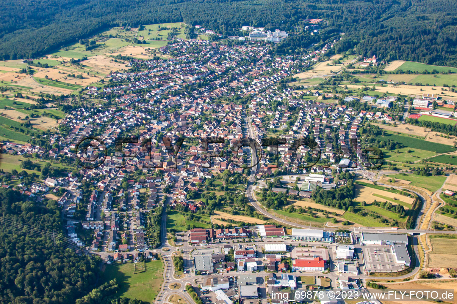 Drohnenaufname von Ortsteil Langensteinbach in Karlsbad im Bundesland Baden-Württemberg, Deutschland
