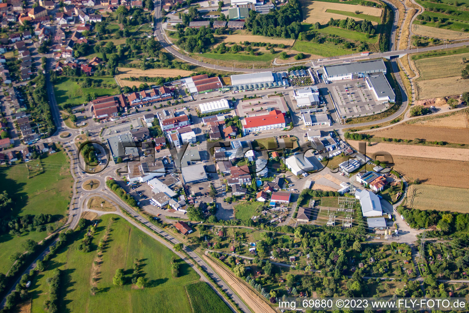 Drohnenbild von Ortsteil Langensteinbach in Karlsbad im Bundesland Baden-Württemberg, Deutschland