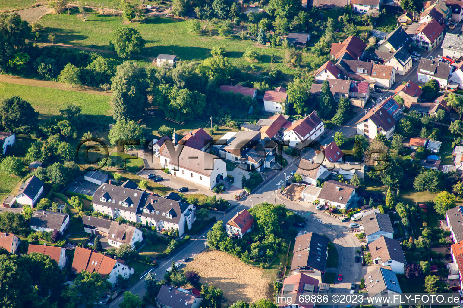 Luftbild von St. Barbara im Ortsteil Langensteinbach in Karlsbad im Bundesland Baden-Württemberg, Deutschland