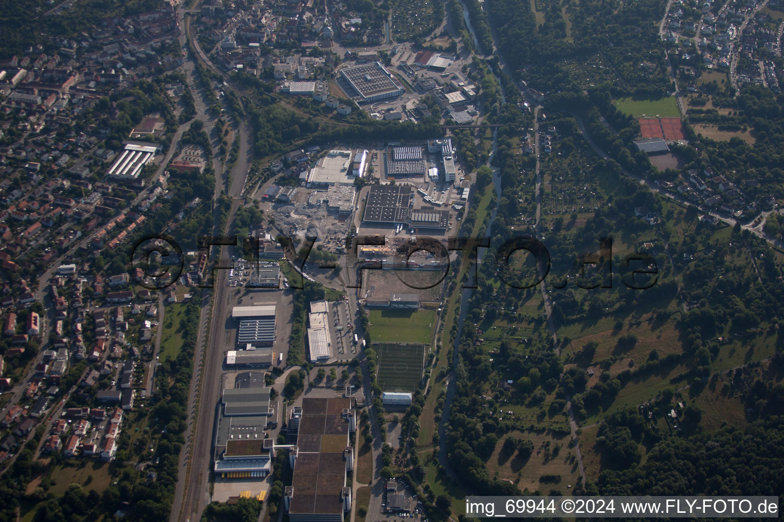 Schrägluftbild von Gewerbegebiet und Firmenansiedlung Dennigstraße mit Versandhaus Wenz in Pforzheim im Bundesland Baden-Württemberg, Deutschland