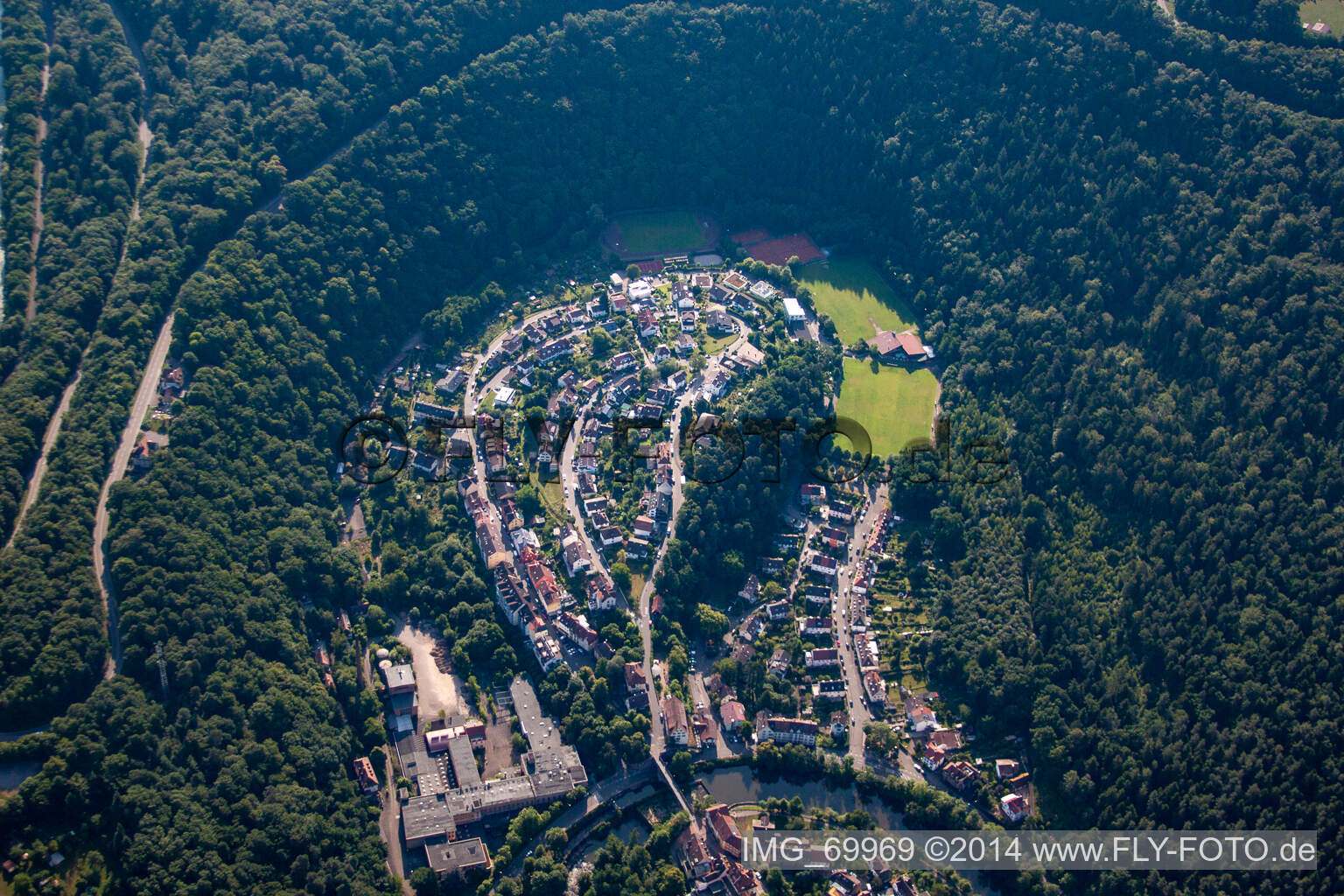 Luftbild von Schleifenartiges Wohngebiet der Mehrfamilienhaussiedlung im Hinterem Tal in Dillweißenstein bei Pforzheim im Bundesland Baden-Württemberg, Deutschland