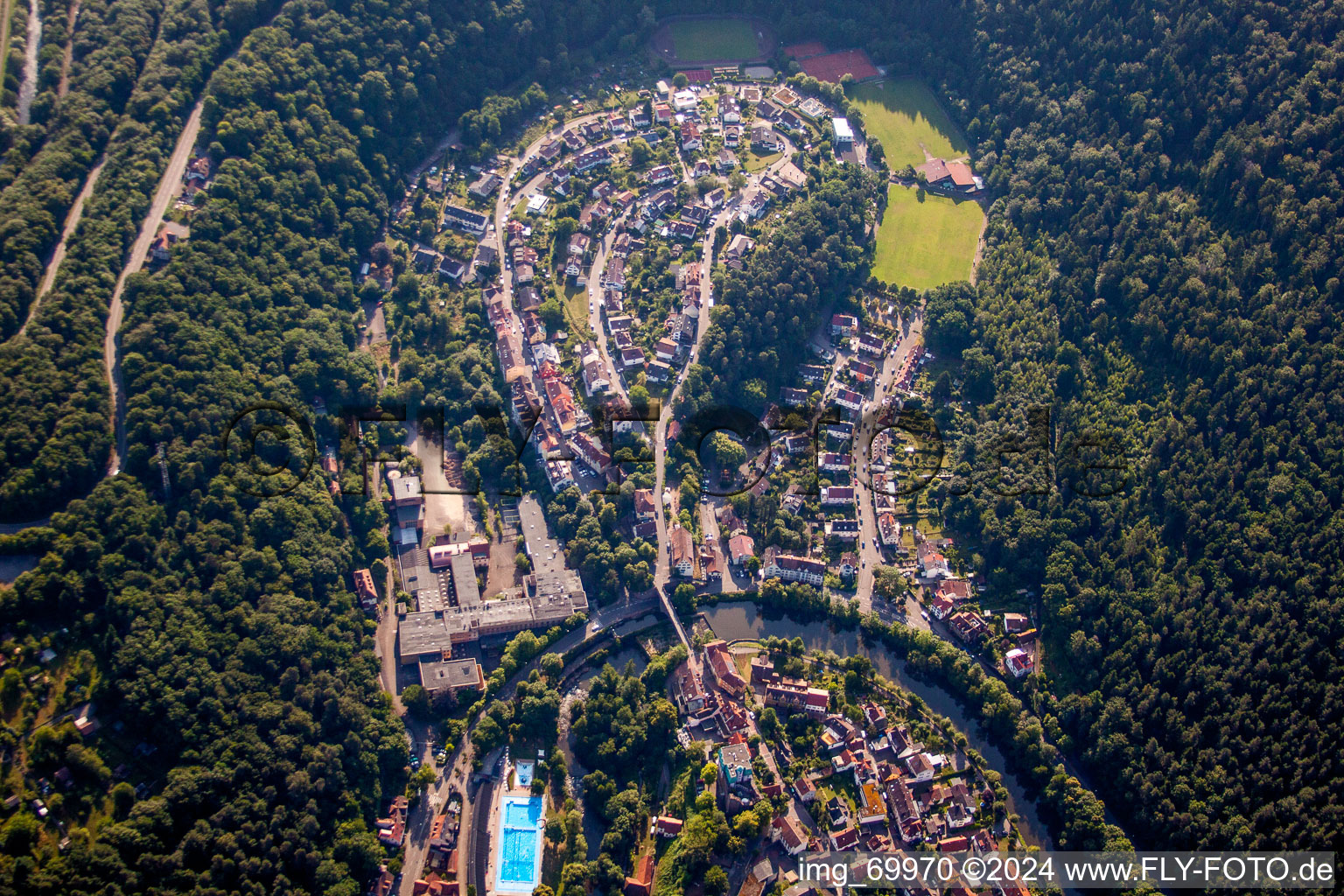 Luftaufnahme von Schleifenartiges Wohngebiet der Mehrfamilienhaussiedlung im Hinterem Tal in Dillweißenstein bei Pforzheim im Bundesland Baden-Württemberg, Deutschland