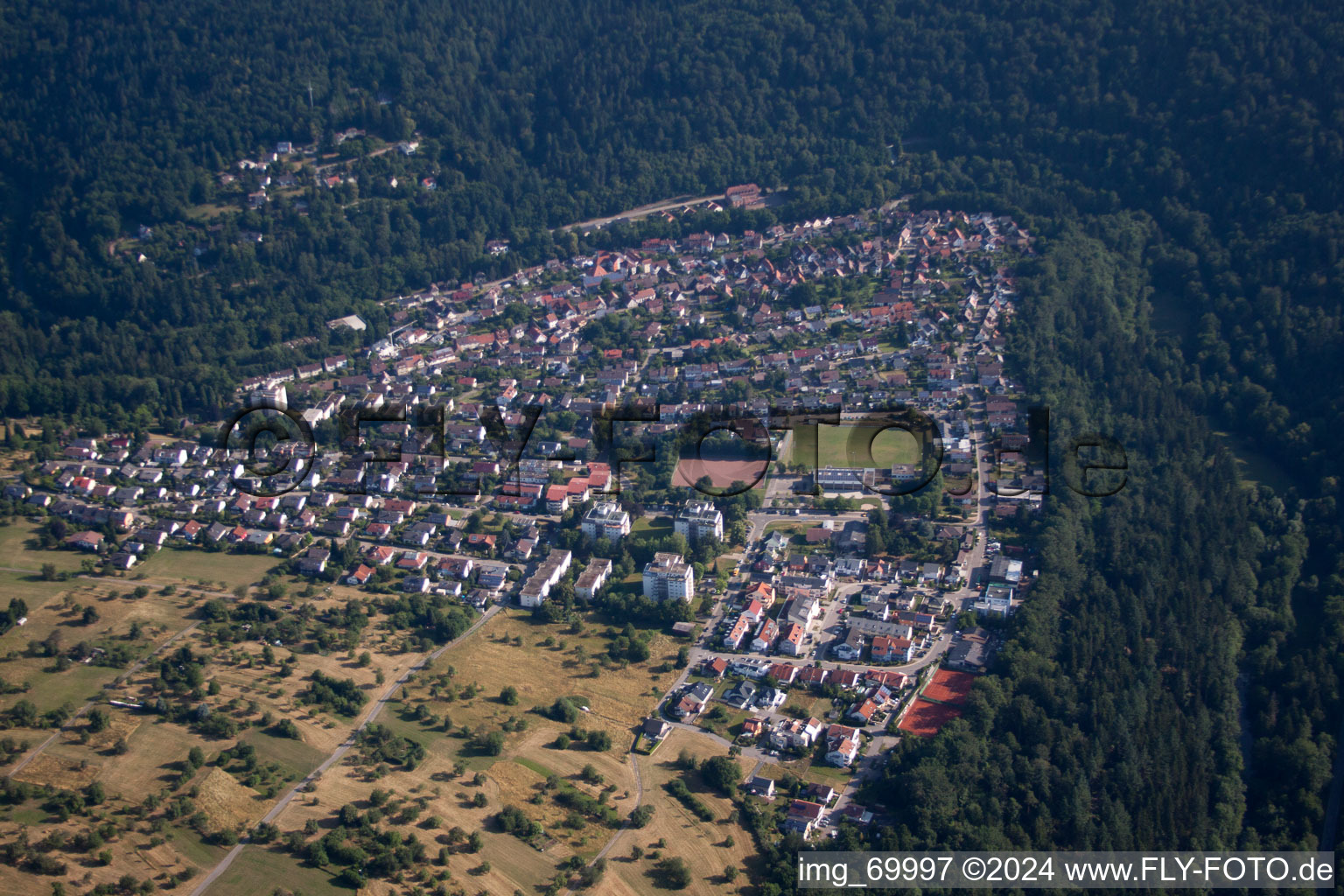 Dorf - Ansicht im Nordschwarzwald von Süden im Ortsteil Würm in Pforzheim im Bundesland Baden-Württemberg, Deutschland