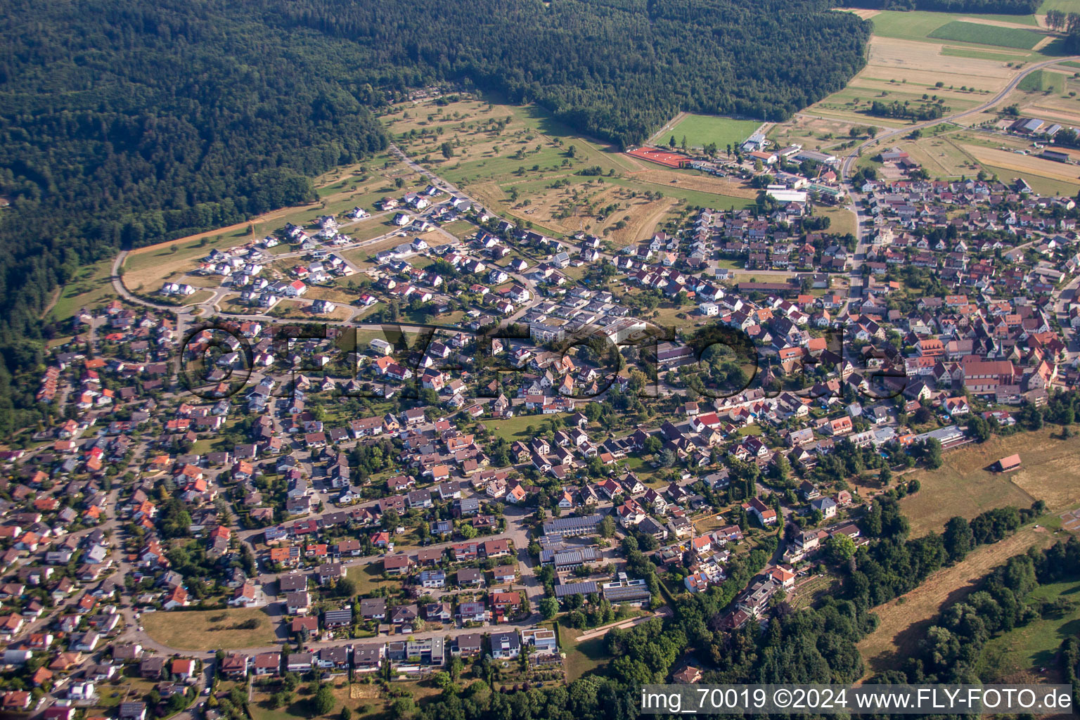 Ortsansicht der Straßen und Häuser der Wohngebiete in Tiefenbronn im Bundesland Baden-Württemberg, Deutschland