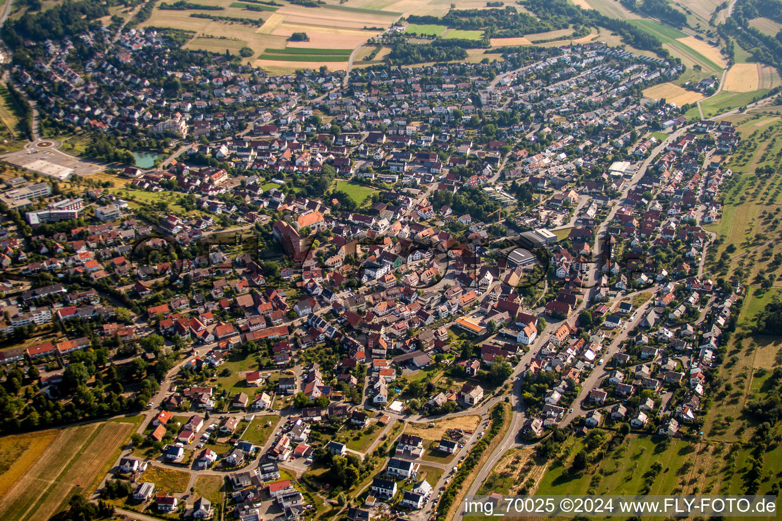 Ortsansicht der Straßen und Häuser der Wohngebiete in Heimsheim im Bundesland Baden-Württemberg, Deutschland