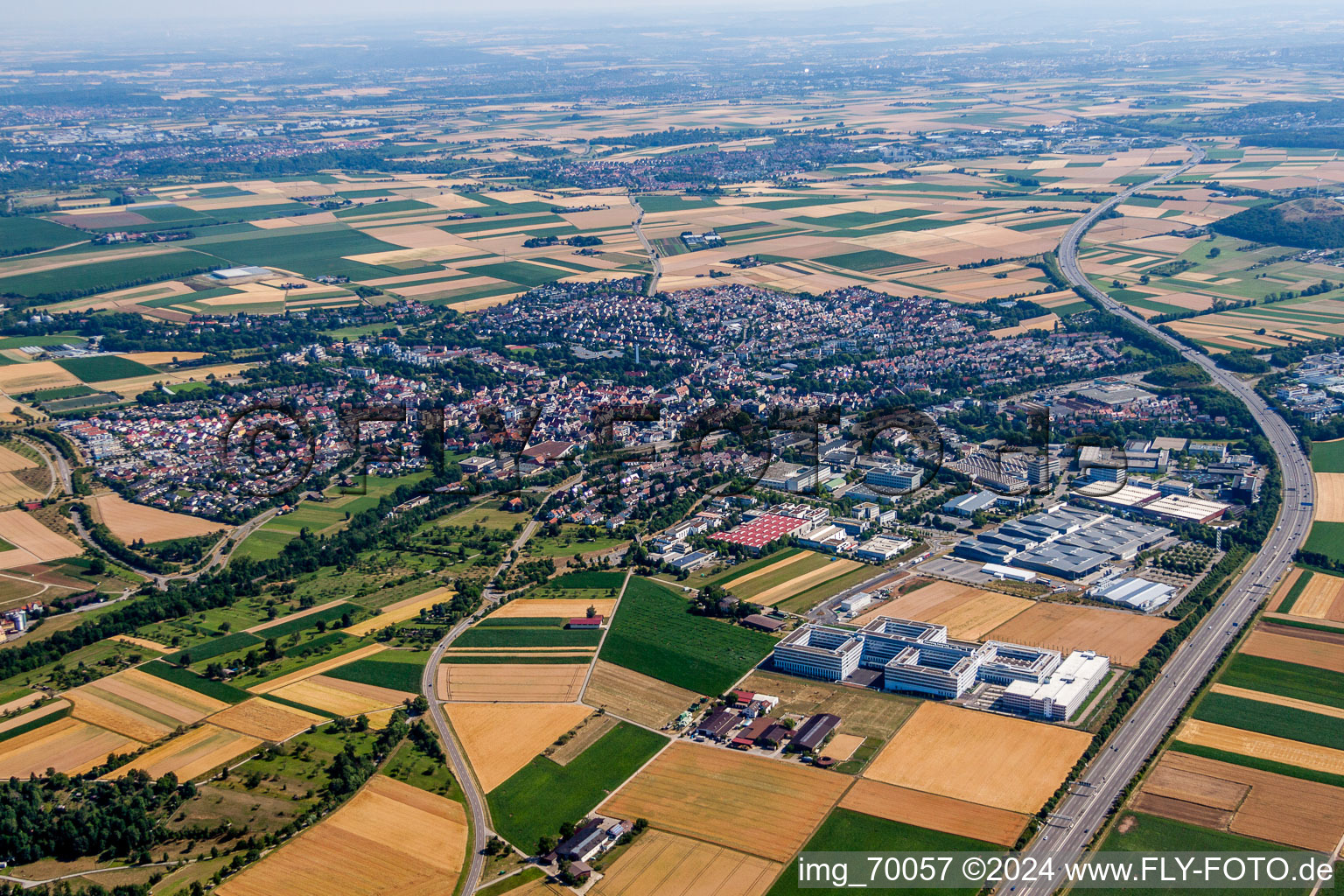 Ortsansicht der Straßen und Häuser der Wohngebiete in Ditzingen im Bundesland Baden-Württemberg, Deutschland von oben