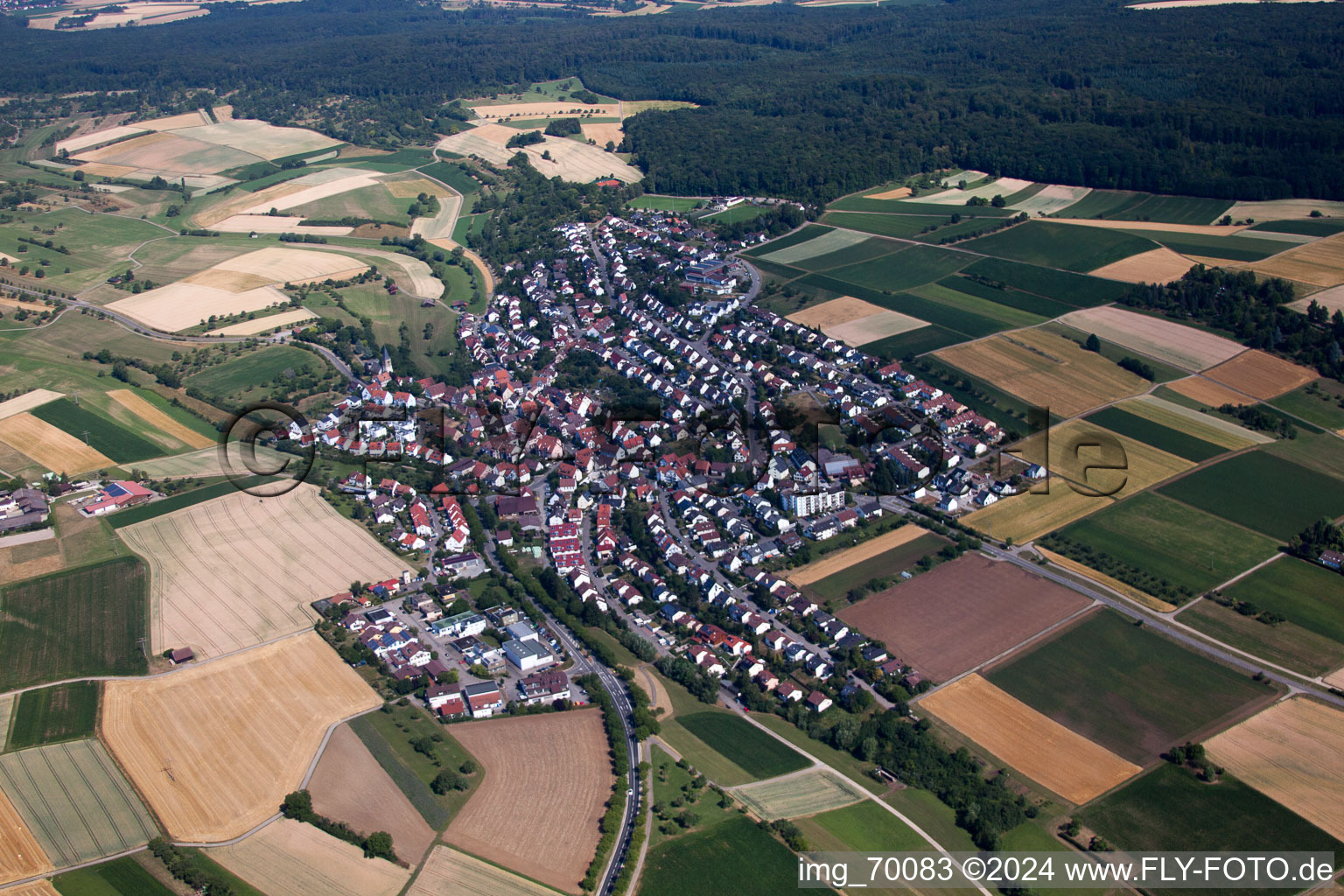 Dorf - Ansicht am Rande von landwirtschaftlichen Feldern und Nutzflächen im Ortsteil Gebersheim in Leonberg im Bundesland Baden-Württemberg, Deutschland
