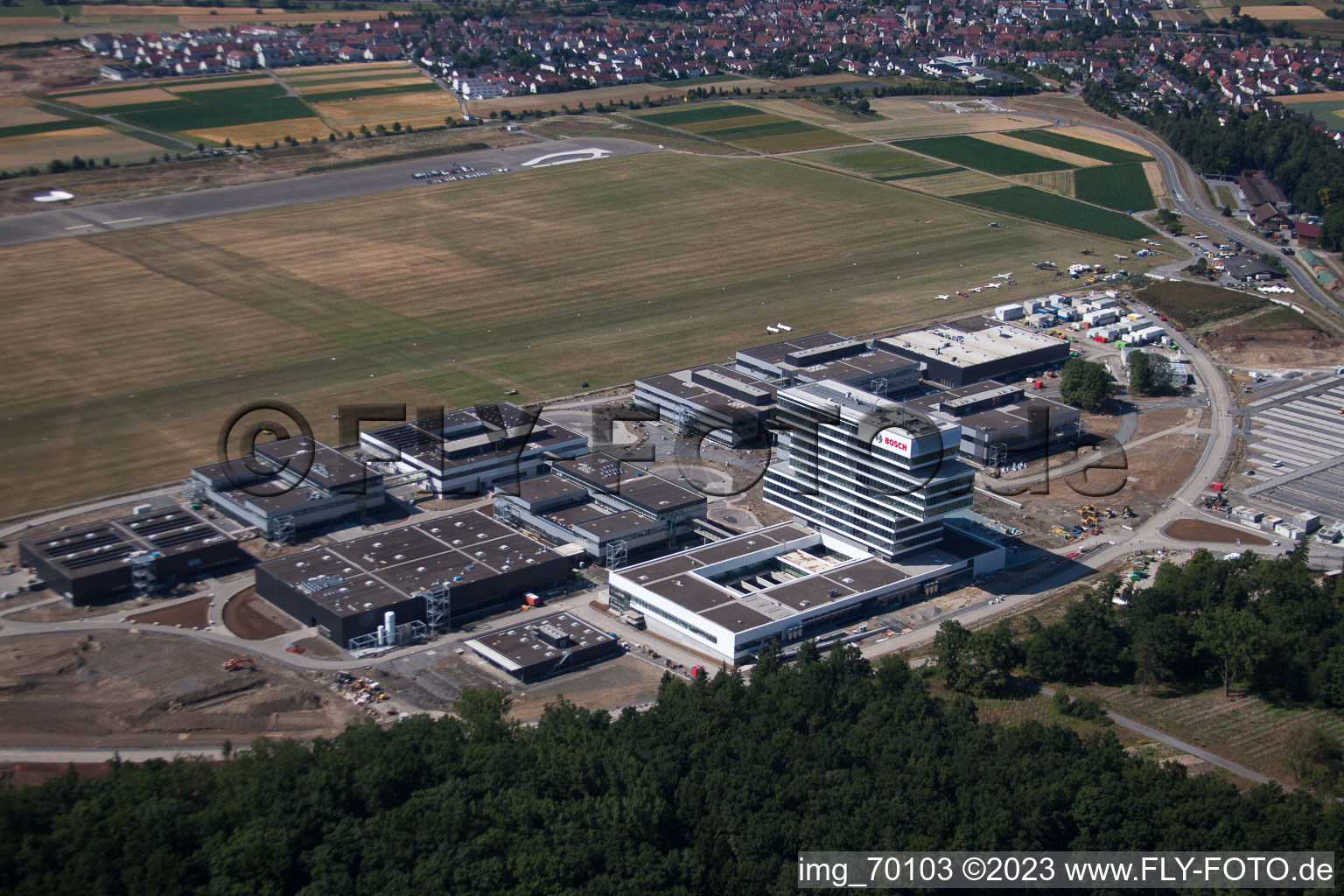 Luftbild von Forschungs- Gebäude und Bürokomplex des Robert Bosch GmbH Zentrum für Forschung und Vorausentwicklung am Segelflugplatz Malmsheim in Renningen im Bundesland Baden-Württemberg, Deutschland