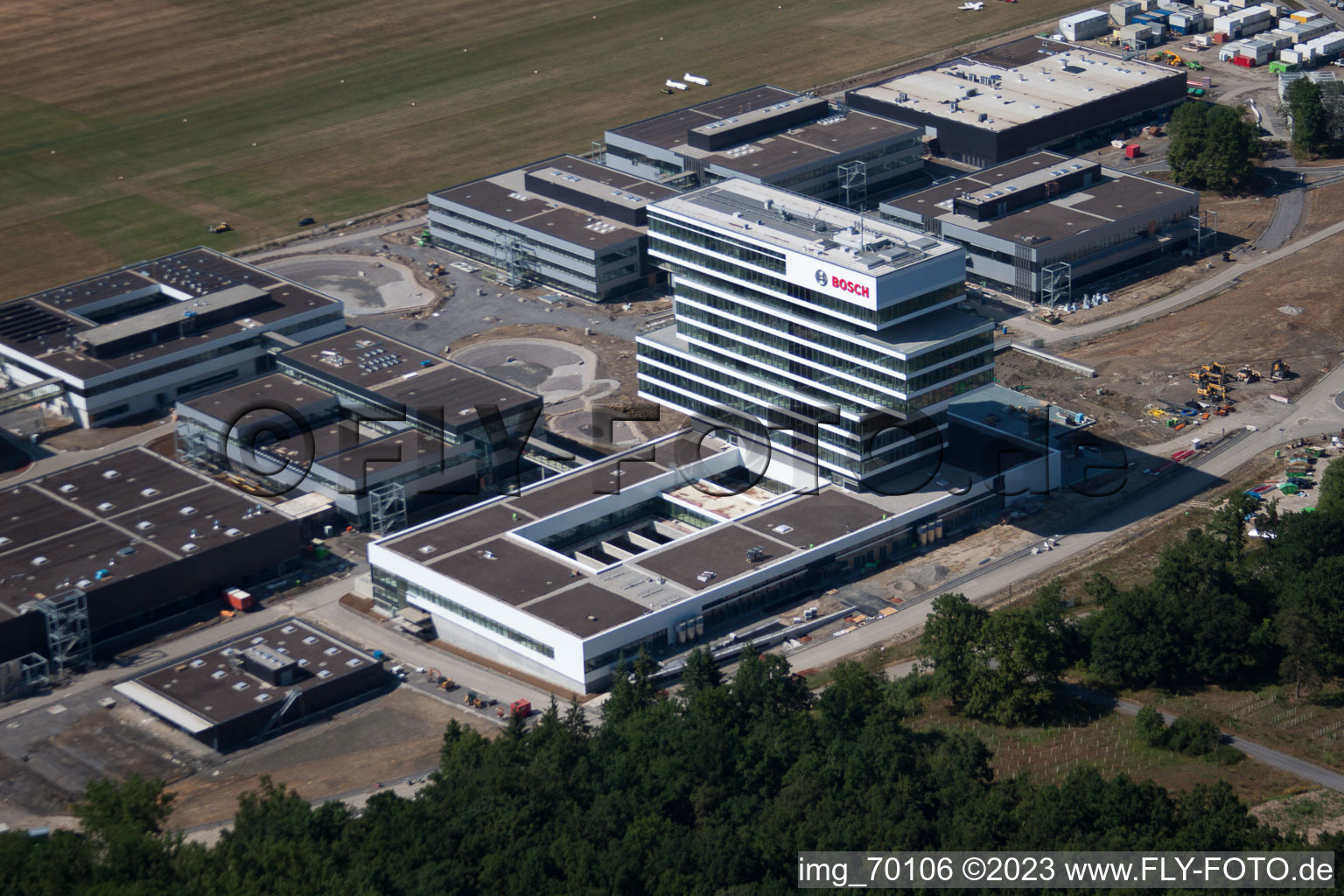 Schrägluftbild von Forschungs- Gebäude und Bürokomplex des Robert Bosch GmbH Zentrum für Forschung und Vorausentwicklung am Segelflugplatz Malmsheim in Renningen im Bundesland Baden-Württemberg, Deutschland