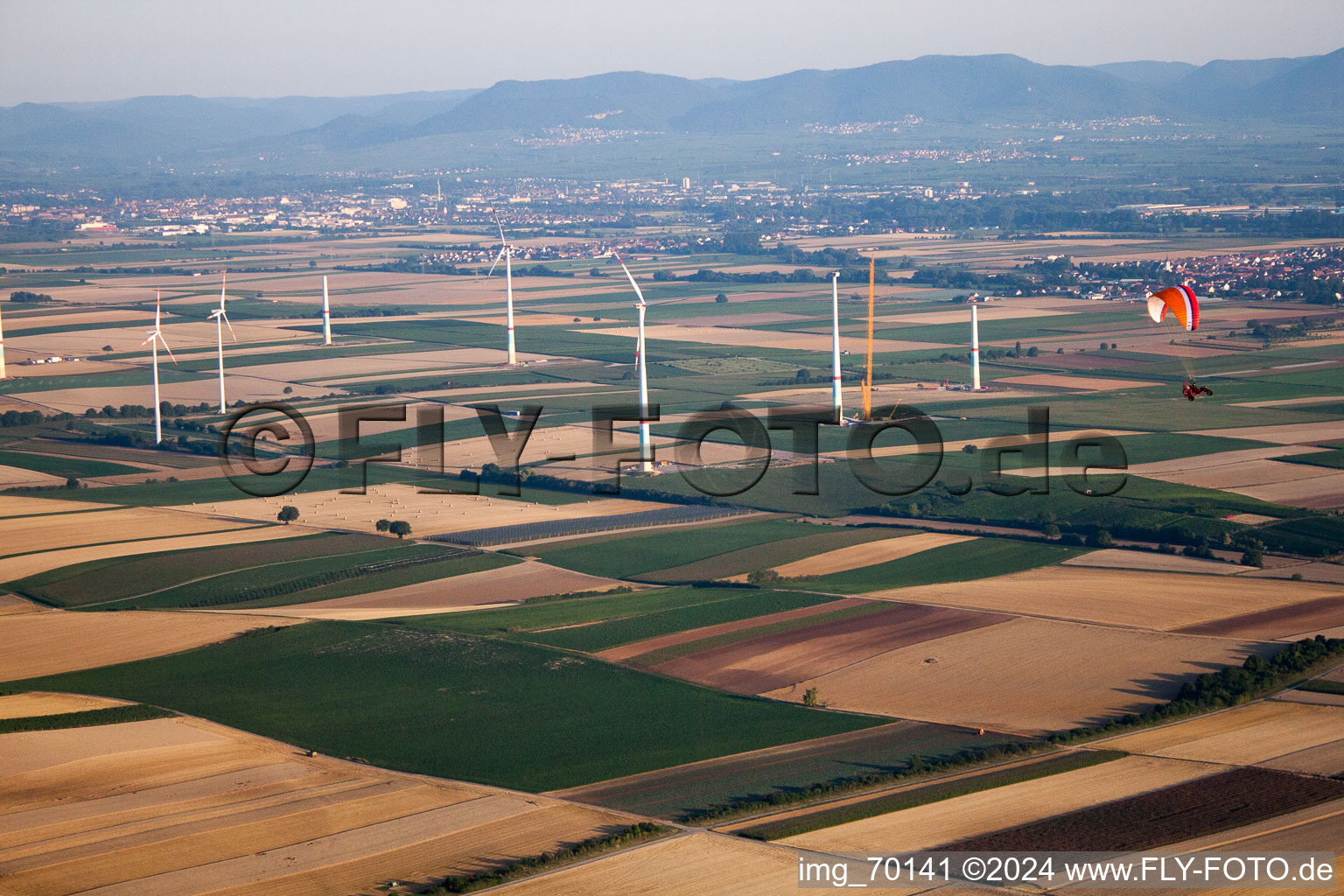 Schrägluftbild von Windpark in Offenbach an der Queich im Bundesland Rheinland-Pfalz, Deutschland