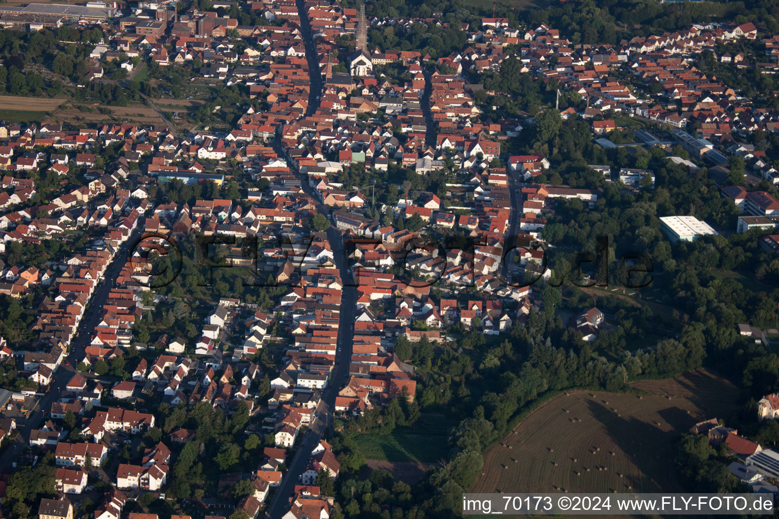 Bellheim im Bundesland Rheinland-Pfalz, Deutschland von oben gesehen