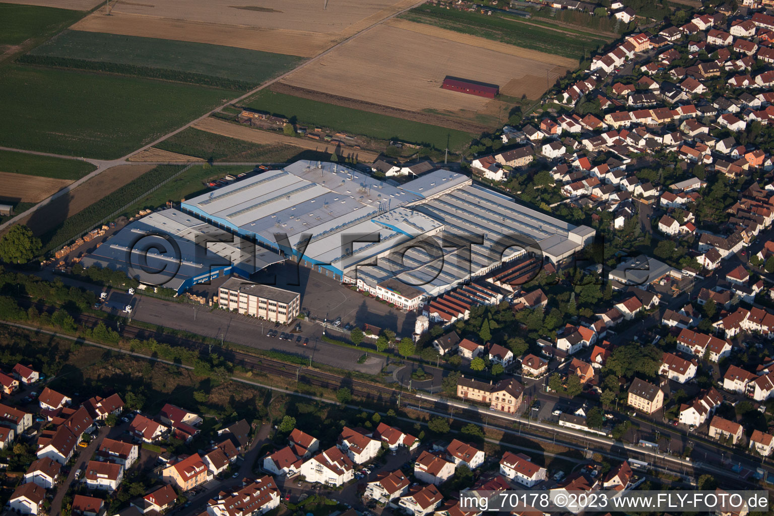 Gebäude und Produktionshallen auf dem Werksgelände Kardex Remstar Produktion Deutschland GmbH Kardex-Platz im Ortsteil Sondernheim in Bellheim im Bundesland Rheinland-Pfalz von oben