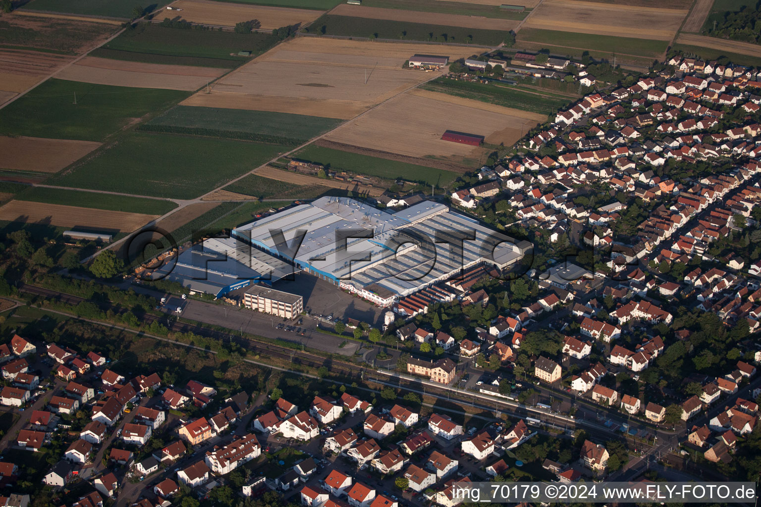 Gebäude und Produktionshallen auf dem Werksgelände Kardex Remstar Produktion Deutschland GmbH Kardex-Platz im Ortsteil Sondernheim in Bellheim im Bundesland Rheinland-Pfalz aus der Luft