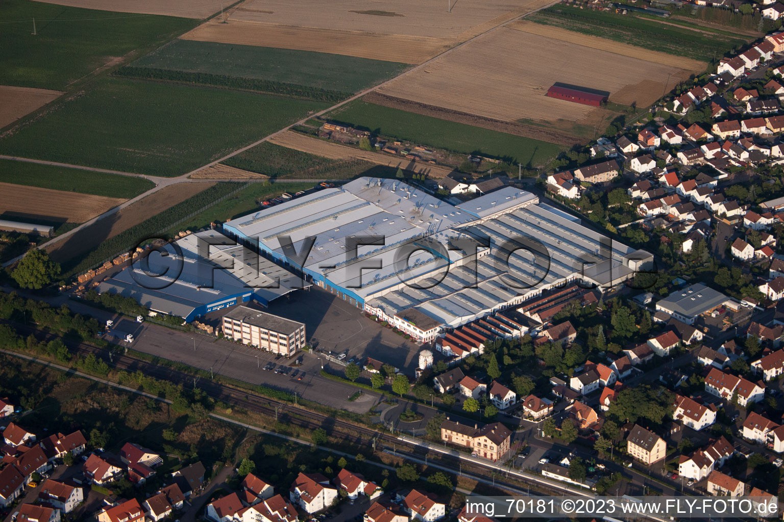 Gebäude und Produktionshallen auf dem Werksgelände Kardex Remstar Produktion Deutschland GmbH Kardex-Platz im Ortsteil Sondernheim in Bellheim im Bundesland Rheinland-Pfalz von oben gesehen