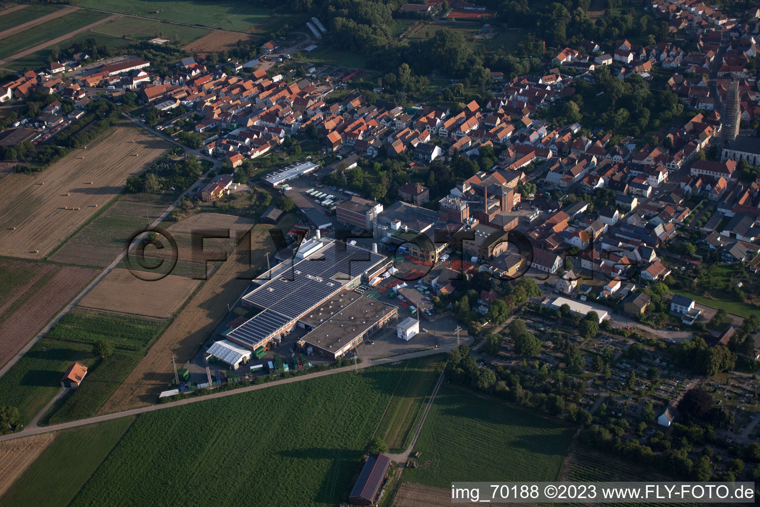 Bellheim im Bundesland Rheinland-Pfalz, Deutschland von der Drohne aus gesehen
