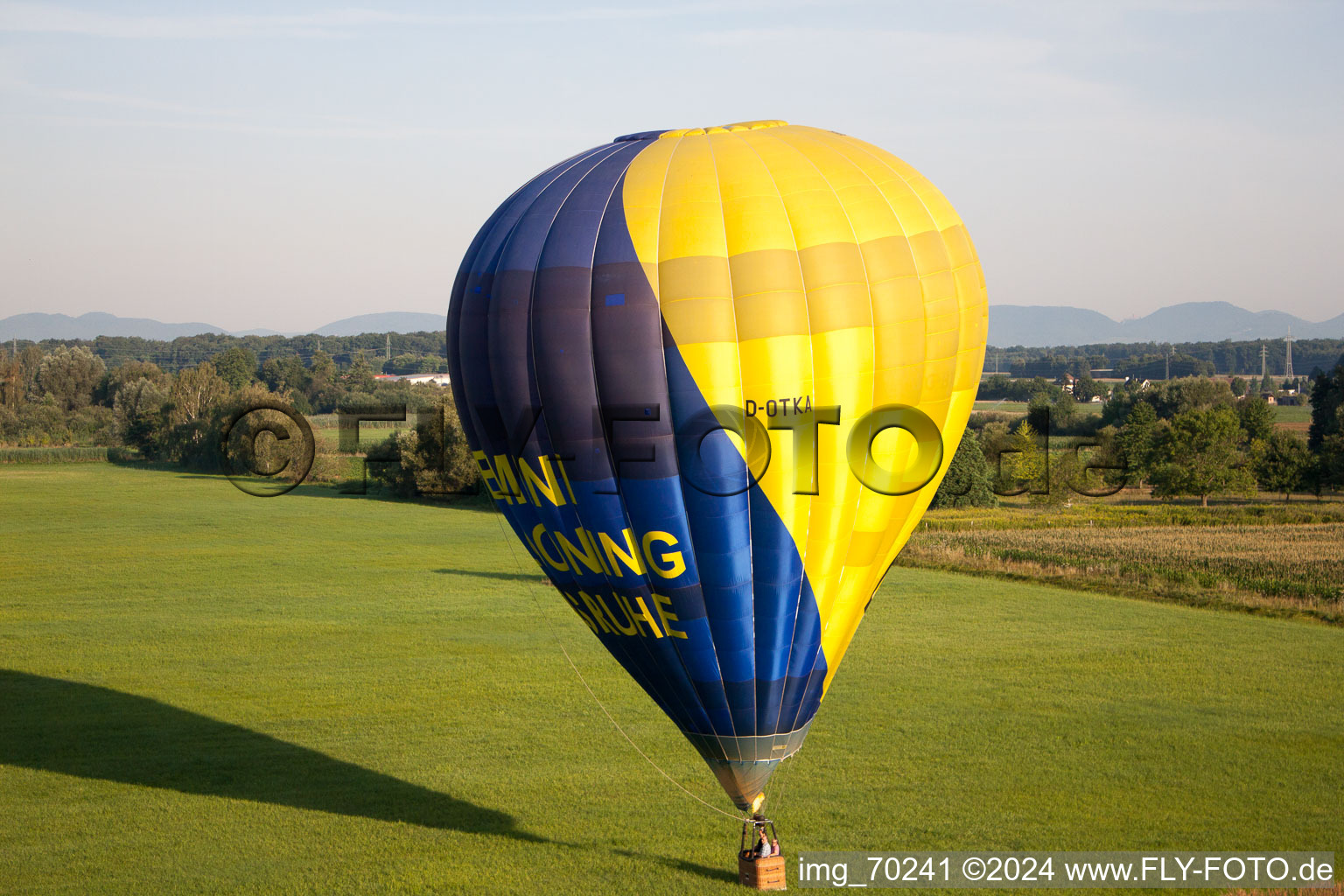 Luftaufnahme von Ballon auf der Flucht in Erlenbach bei Kandel im Bundesland Rheinland-Pfalz, Deutschland