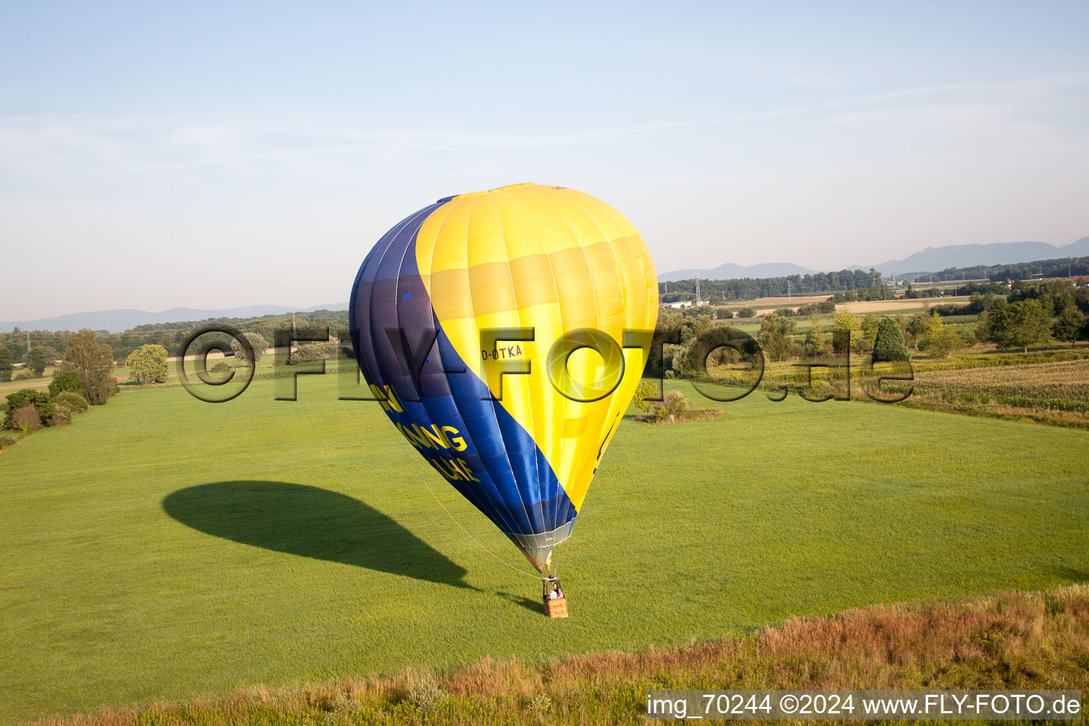Ballon auf der Flucht in Erlenbach bei Kandel im Bundesland Rheinland-Pfalz, Deutschland von oben