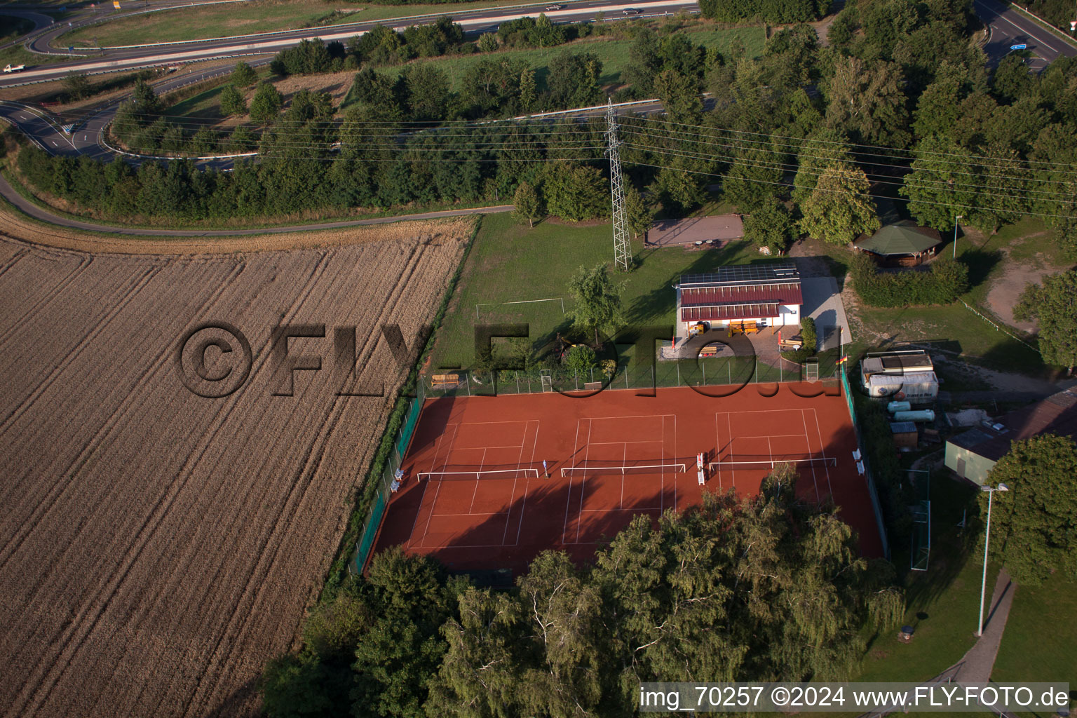 Luftaufnahme von Tennisclub in Erlenbach bei Kandel im Bundesland Rheinland-Pfalz, Deutschland