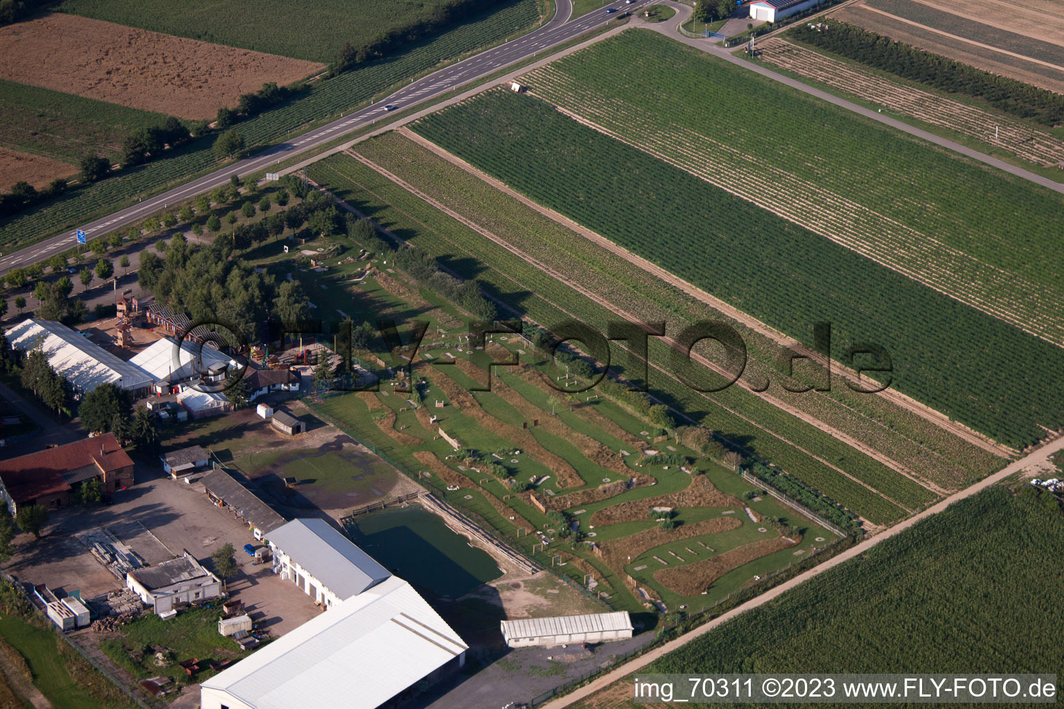 Kandel, Adamshof Fußgolfanlage im Bundesland Rheinland-Pfalz, Deutschland aus der Drohnenperspektive
