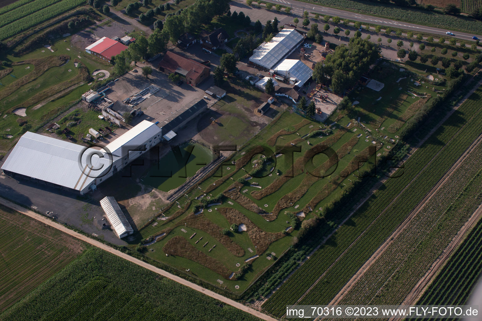 Kandel, Adamshof Fußgolfanlage im Bundesland Rheinland-Pfalz, Deutschland von der Drohne aus gesehen