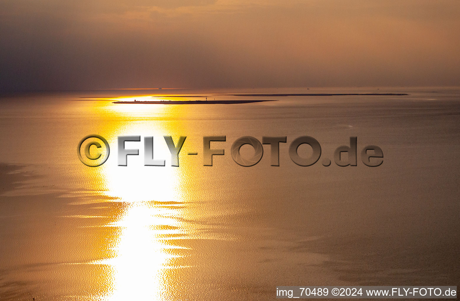 Insel Neuwerk bei Flut am Sonnenuntergang im Bundesland Hamburg, Deutschland