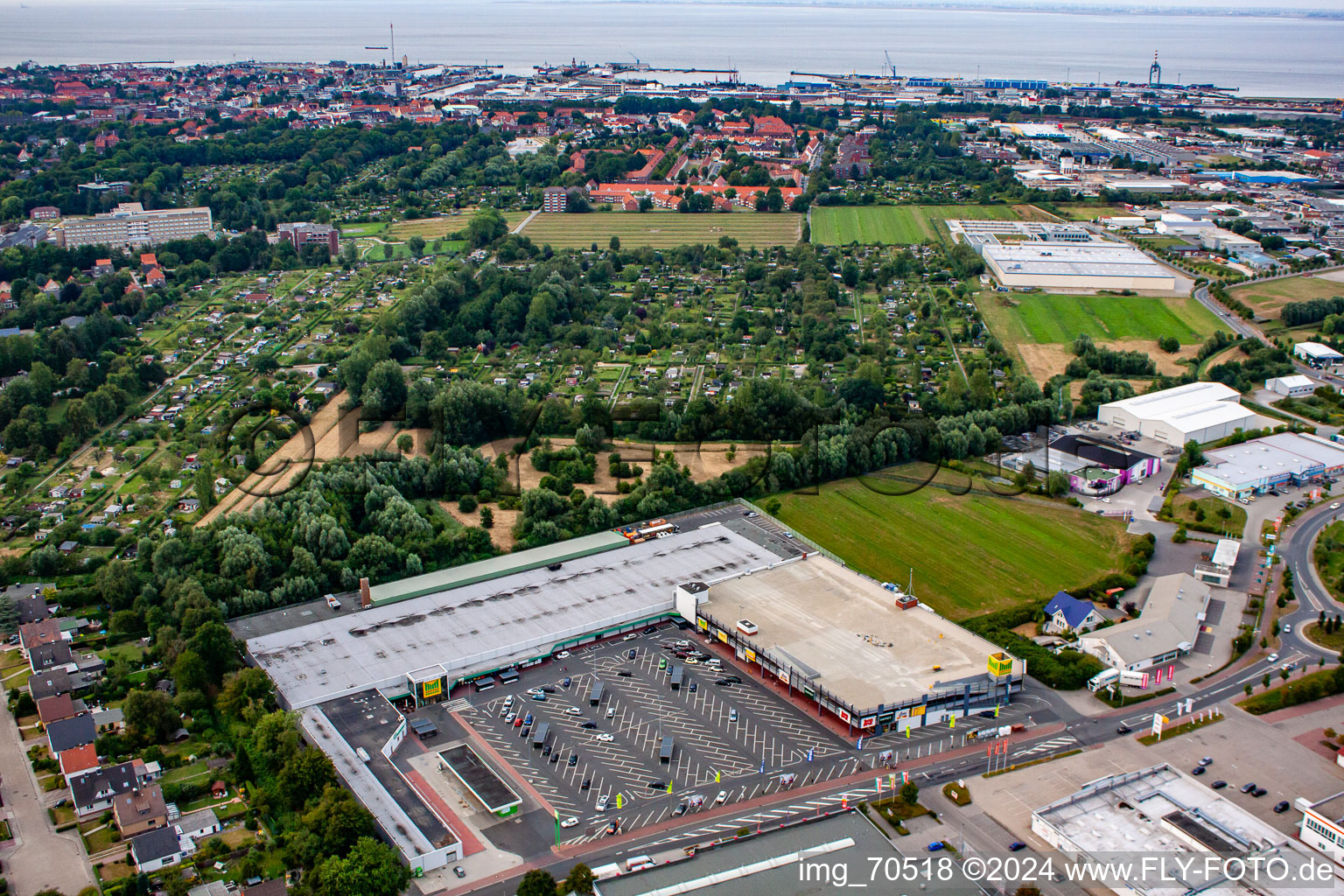 Marktkauf-Center Cuxhaven mit Deichmann und dm im Ortsteil Groden im Bundesland Niedersachsen, Deutschland
