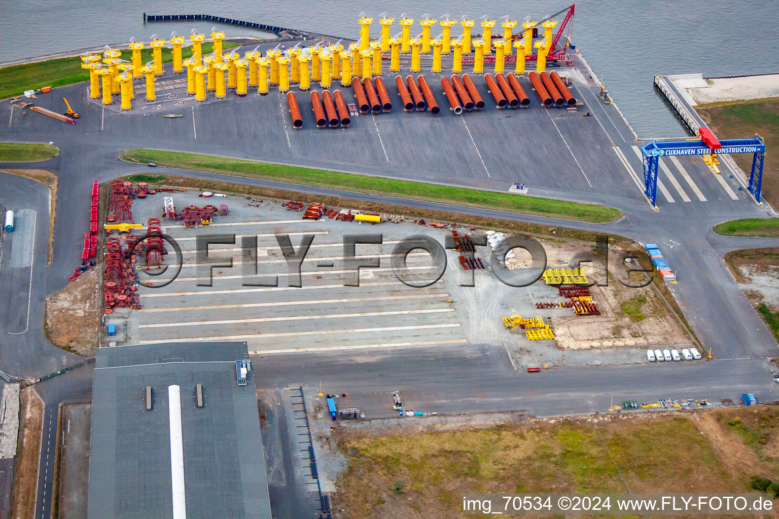 Luftbild von Hafenanlagen an der Meeres- Küste der Cuxport GmbH für Offshore Windkraftanlagen in Cuxhaven im Bundesland Niedersachsen, Deutschland