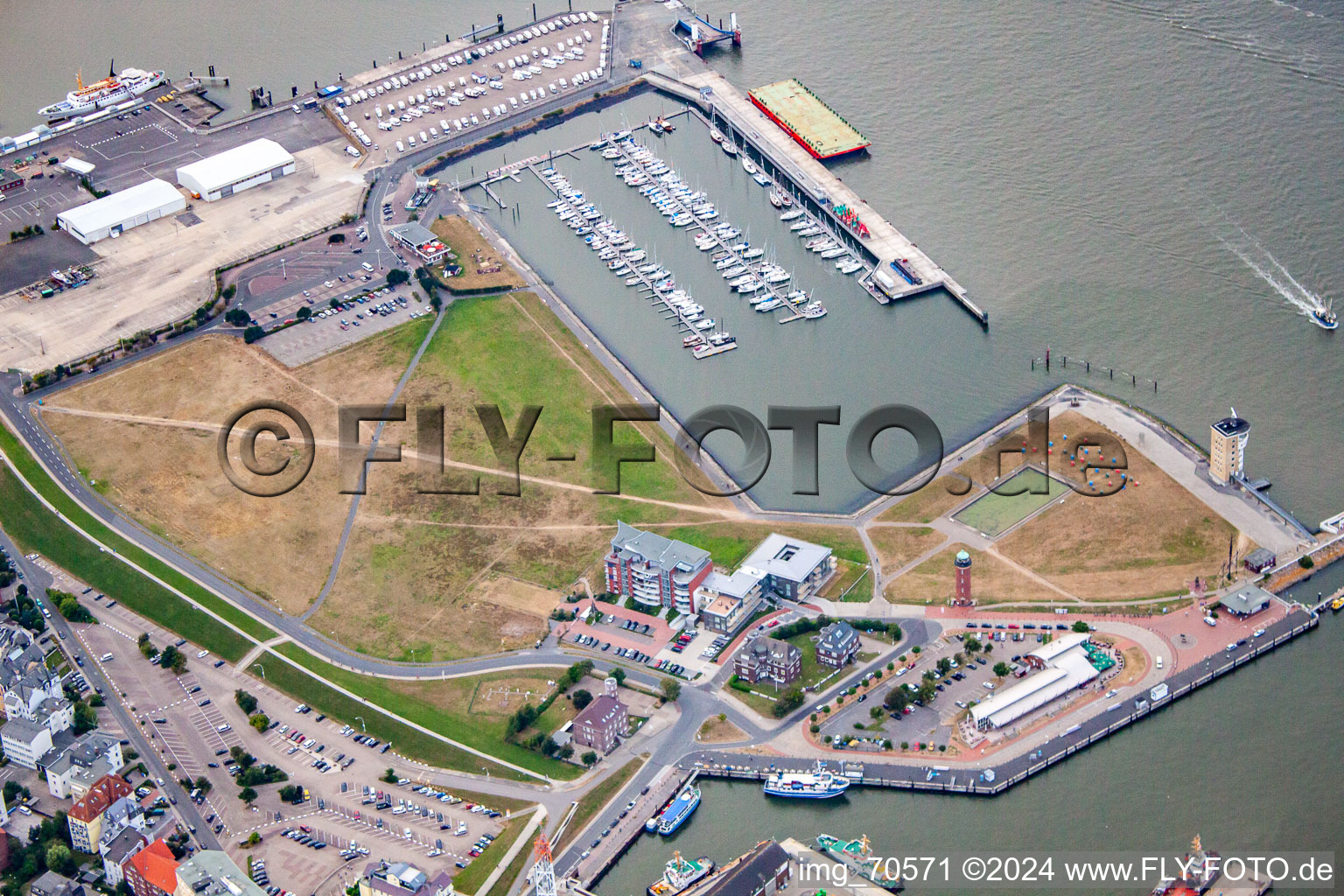 Luftbild von Hafenanlagen am Ufer des Hafenbeckens Landwehrkanal und Leuchtturm Alte Liebe in Cuxhaven im Bundesland Niedersachsen, Deutschland