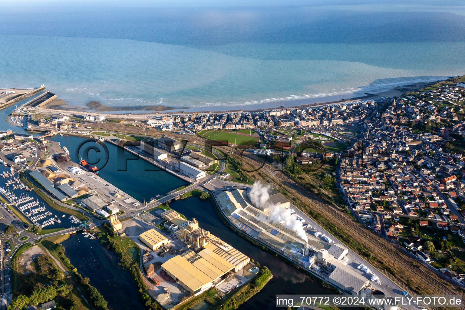 Luftbild von L'avant port in Le Tréport im Bundesland Seine-Maritime, Frankreich