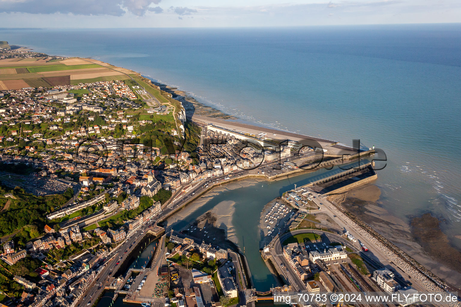 Schrägluftbild von L'avant port in Le Tréport im Bundesland Seine-Maritime, Frankreich